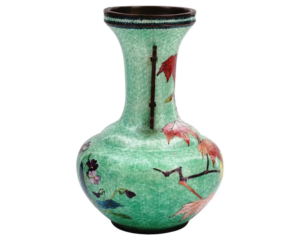 Antique Meiji Japanese Cloisonne Ginbari Enamel Green Double Handle Vase with Au In Good Condition For Sale In New York, NY