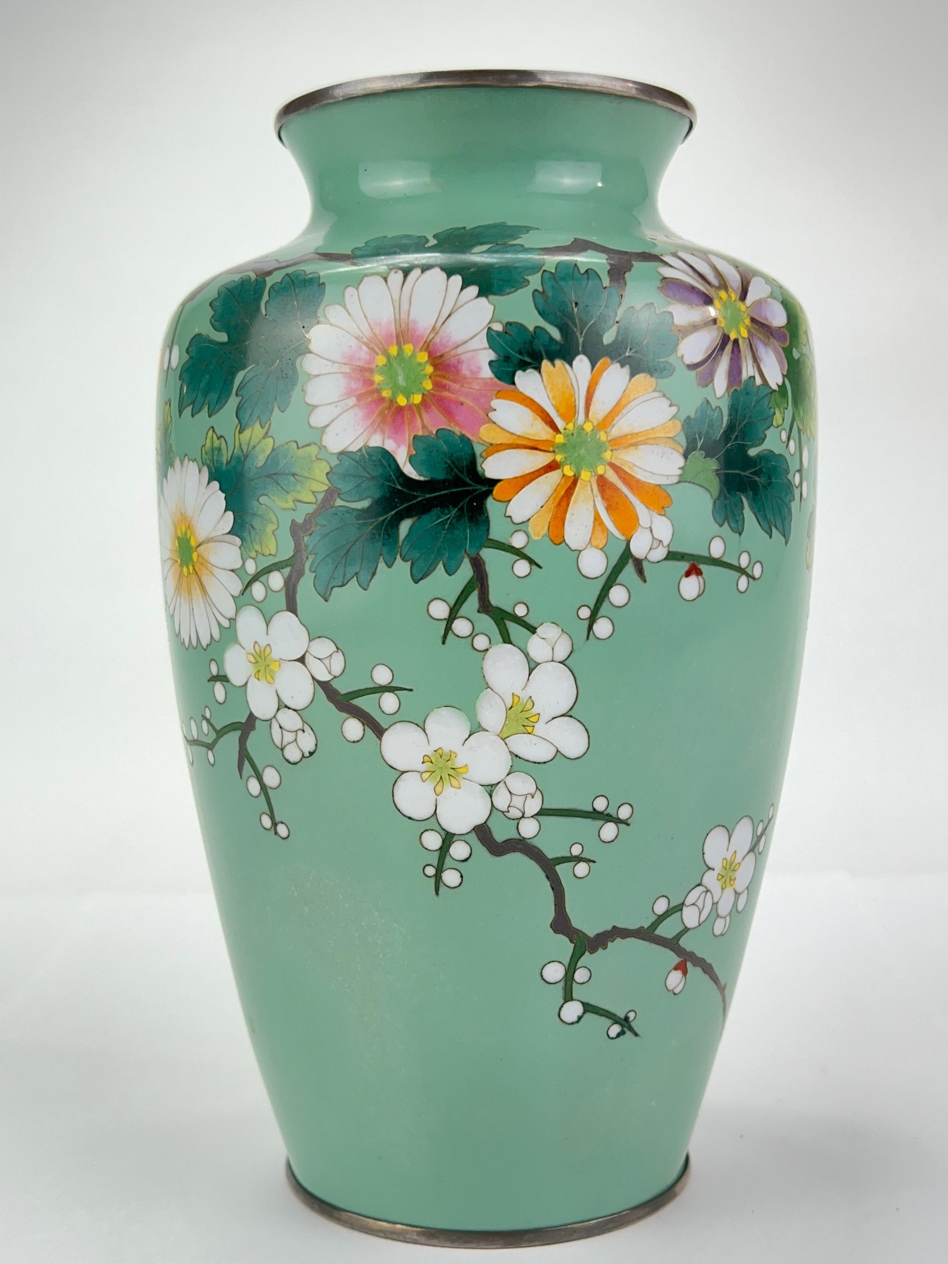 Disponible auprès de Shogun Art Gallery à Portland, Oregon, spécialisée depuis plus de 40 ans dans les arts et antiquités asiatiques.

Il s'agit d'un vase Cloisonné orné unique de l'ère Meiji (vers 1800) au Japon. Fabriqué en cuivre, alliages de