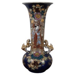 Antico vaso di porcellana giapponese dell'epoca Meiji Satsuma figurato Kutani Fu Dogs Geisha
