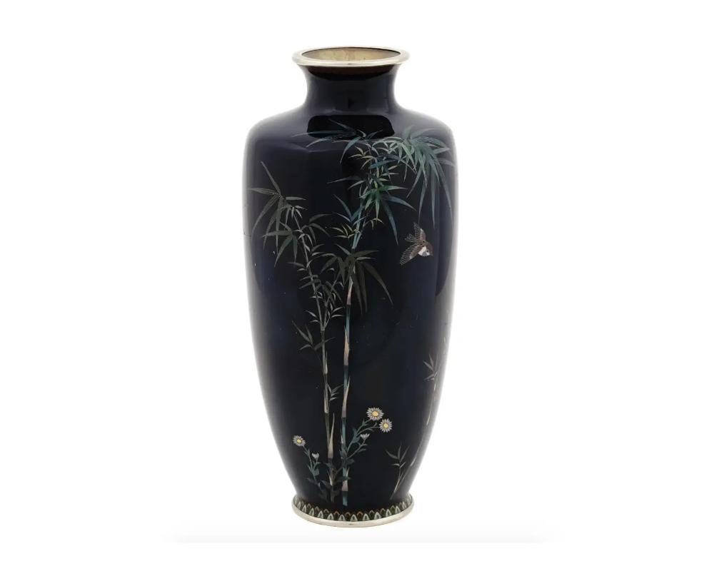Eine antike japanische Vase aus Silberdraht und Emaille aus der späten Meiji-Periode. Die Vase hat einen amphorenförmigen Körper und einen geriffelten Hals. Das Geschirr ist mit einem polychromen Bild eines Spatzenpaares in Bambusbäumen und