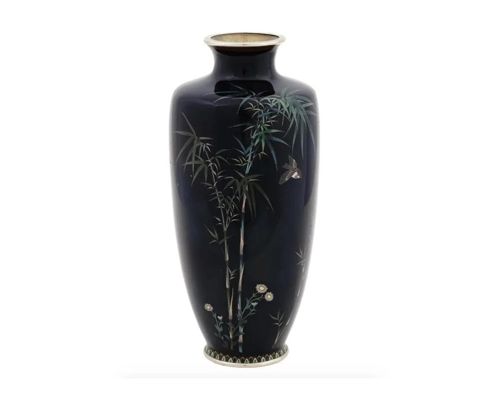 Antico vaso giapponese, tardo periodo Meiji, con smalto a filo d'argento. Il vaso ha un corpo a forma di anfora e un collo scanalato. Il manufatto è smaltato con un'immagine policroma di una coppia di uccelli passeriformi tra alberi di bambù e fiori