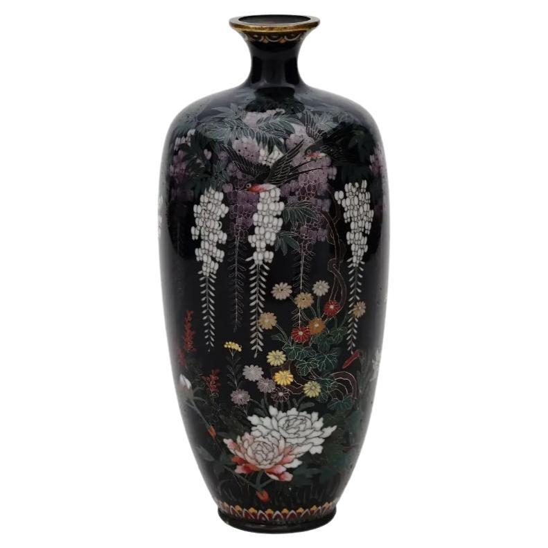 Vase japonais ancien en émail cloisonné argenté représentant des oiseaux dans un jardin