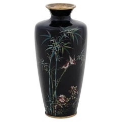 Antike japanische Meiji-Cloisonné-Silberdraht-Emaille-Vase mit Spargeln, die über Ba fliegen
