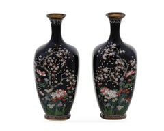 Coppia di antichi vasi giapponesi Meiji Cloisonne in filo d'argento e smalto, con fiori in fiore