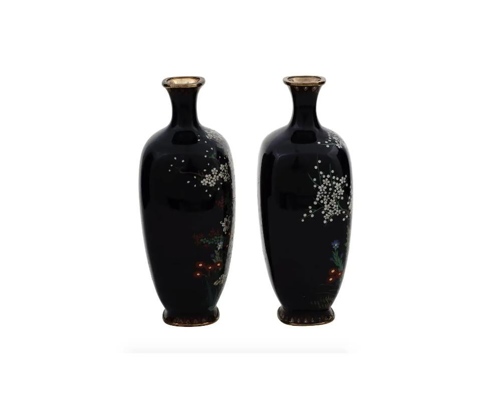 Paar antike japanische Meiji-Cloisonne-Emaille-Miniatur-Vasen Vögel in Kirsche  (Meiji-Periode) im Angebot