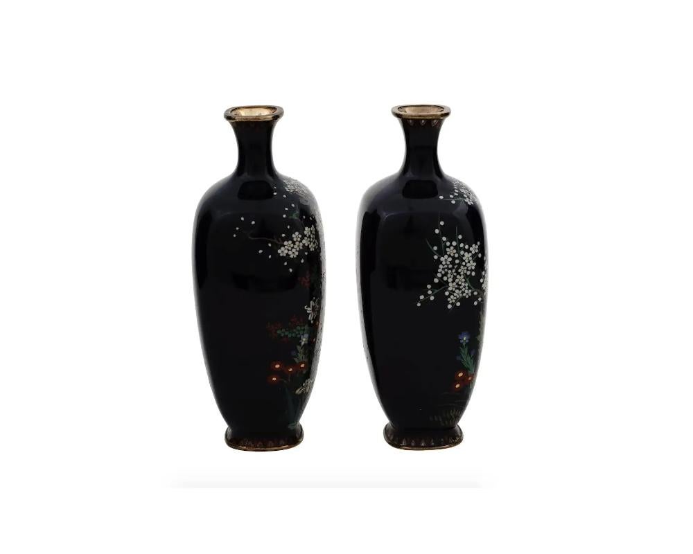 Giapponese Coppia di antichi vasi in miniatura giapponesi Meiji in smalto cloisonne Uccelli in ciliegio in vendita