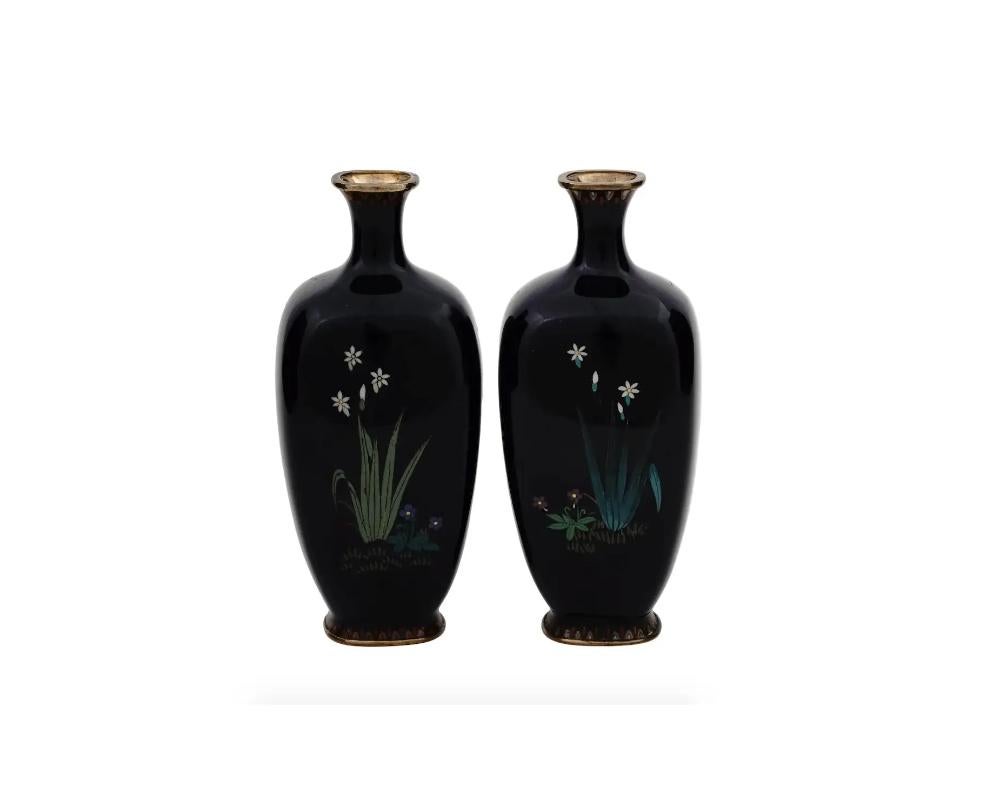 Paar antike japanische Meiji-Cloisonne-Emaille-Miniatur-Vasen Vögel in Kirsche  (Japanisch) im Angebot
