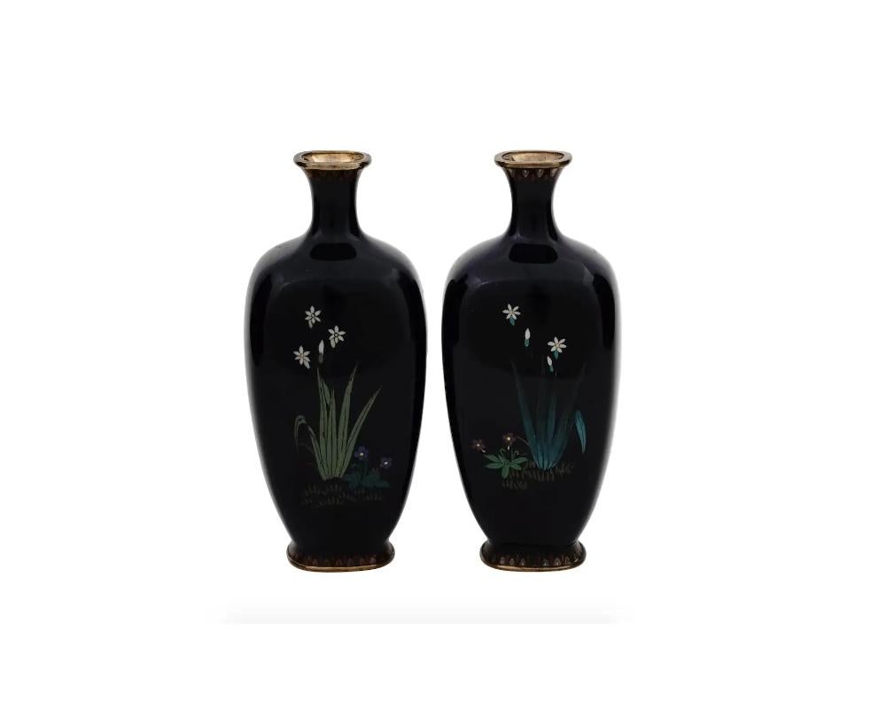 Cloisonné Coppia di antichi vasi in miniatura giapponesi Meiji in smalto cloisonne Uccelli in ciliegio in vendita