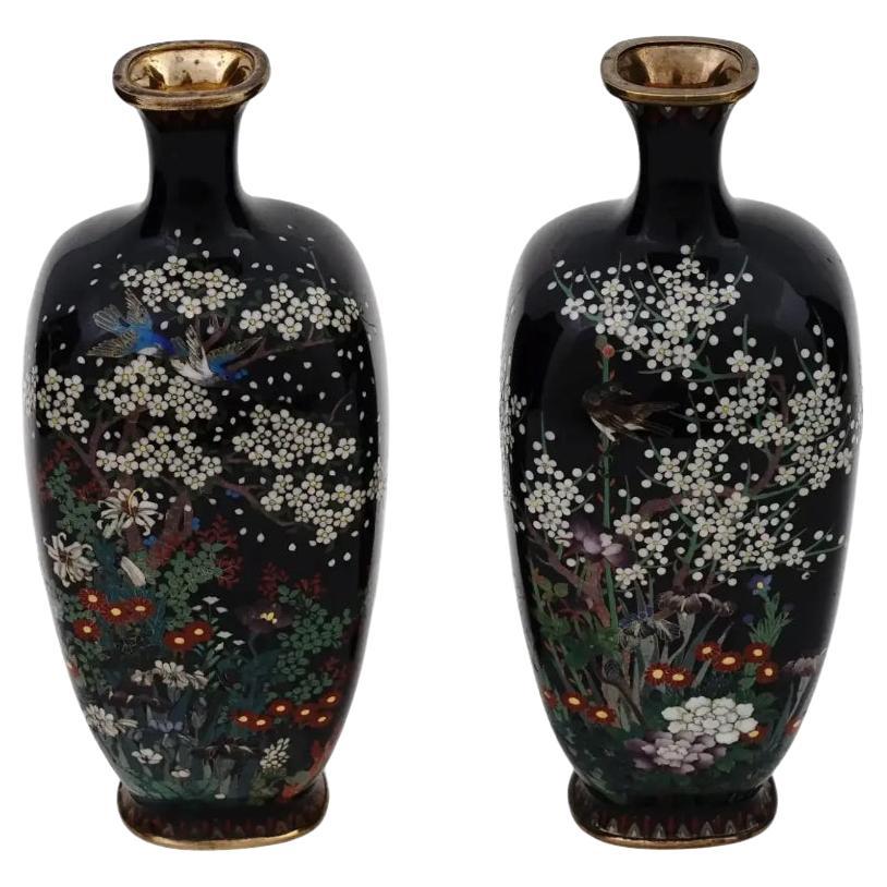 Paar antike japanische Meiji-Cloisonne-Emaille-Miniatur-Vasen Vögel in Kirsche  im Angebot