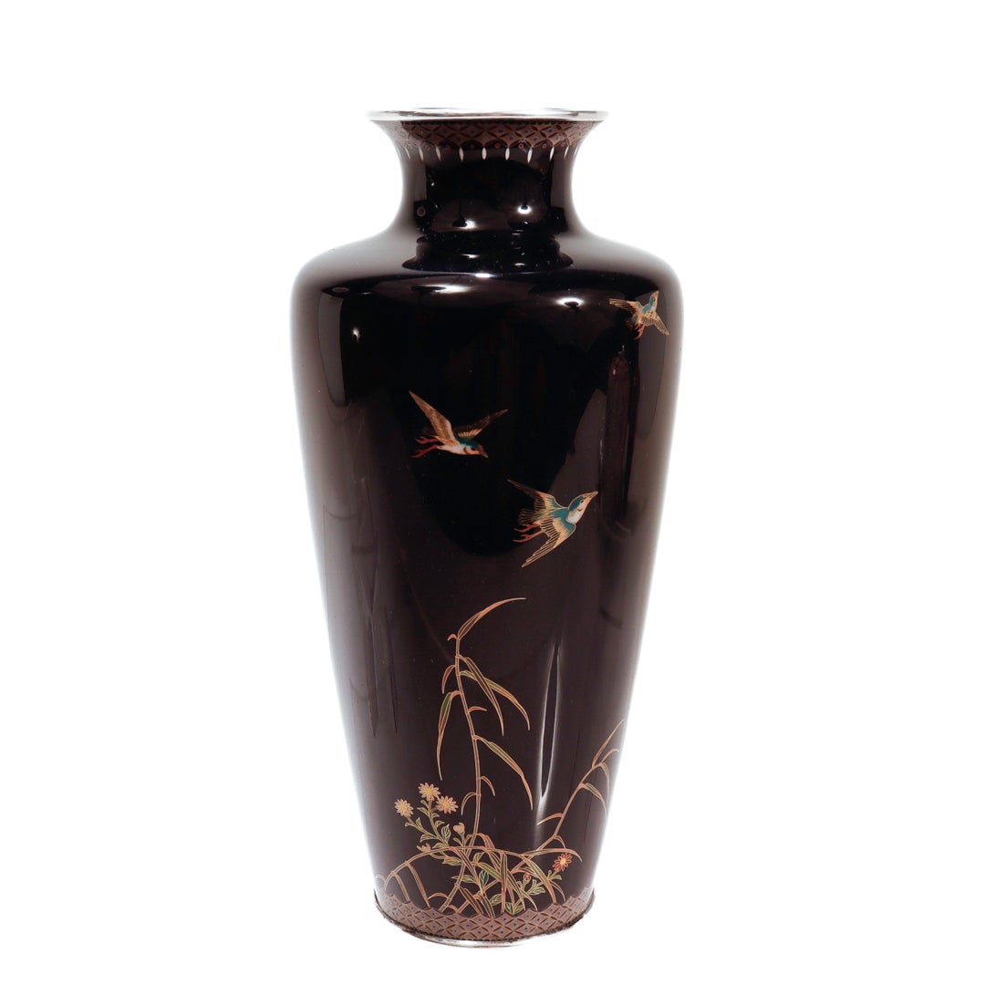 Eine schöne antike japanische Cloisonné-Vase im Kyoto-Stil aus der Meiji-Periode.

Aus Silber und Emaille. 

Mit Spatzen, Schilf und Pflanzendekoration aus Golddraht auf tiefblauem Grund und geometrischen Mustern an Fuß und Hals.

Mit silbernem Rand