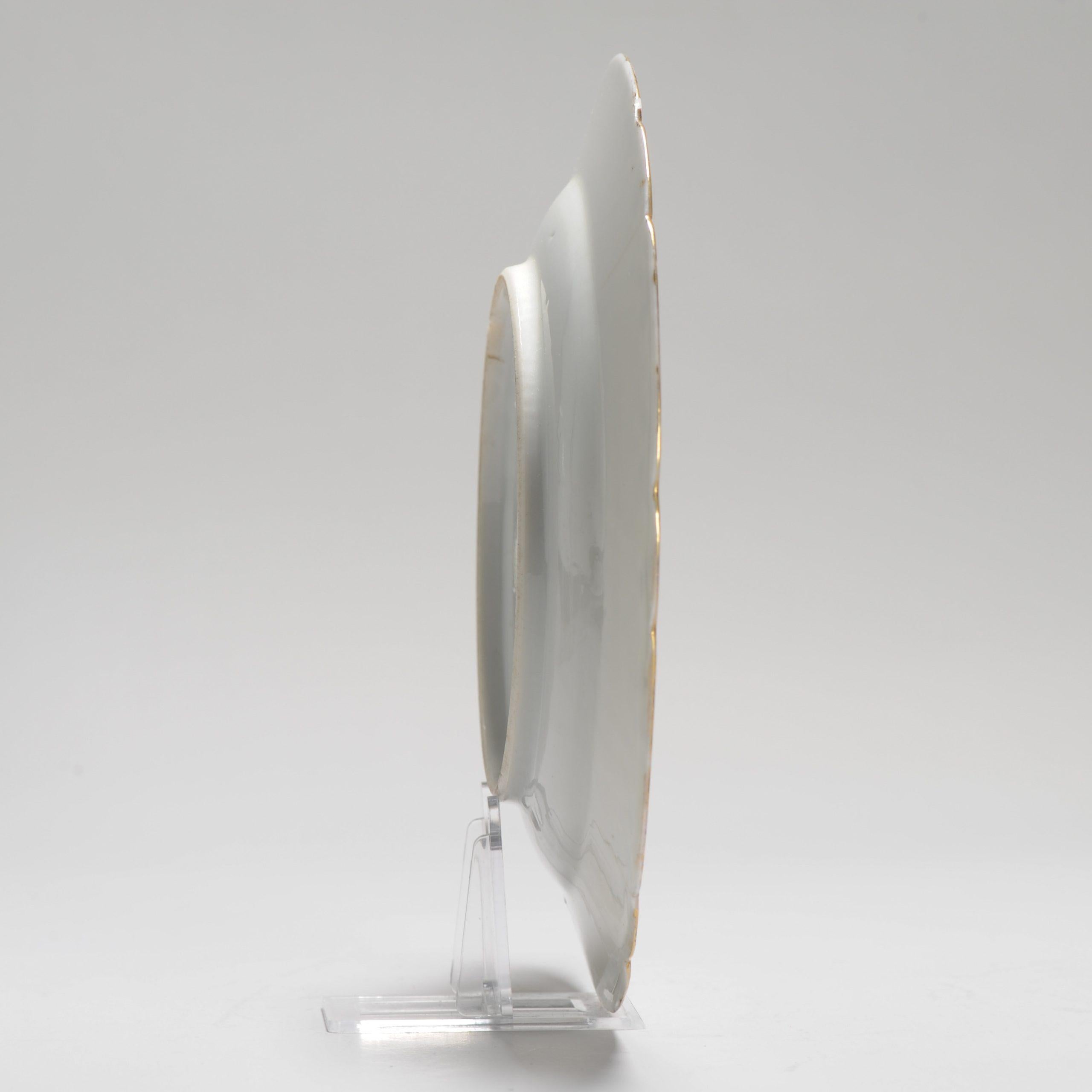 Este magnífico plato Lovely de finales del siglo XIX o principios del XX tiene una escena muy detallada de dos perros. Muy divertido.

Más información:
Material: Porcelana y cerámica
Estilo japonés: Kutani
Región de origen: Japón
Periodo: siglo