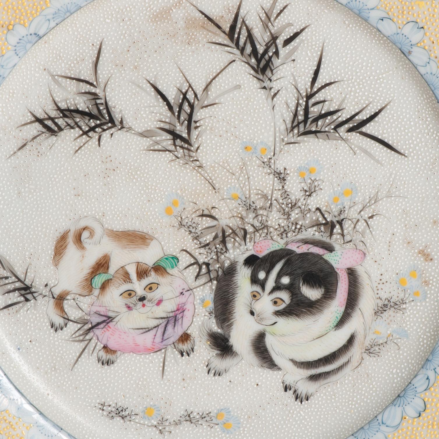 Antiguo Plato Japonés Meiji de Paisaje con Finos Detalles Perros Pekineses, S. XIX siglo XIX en venta