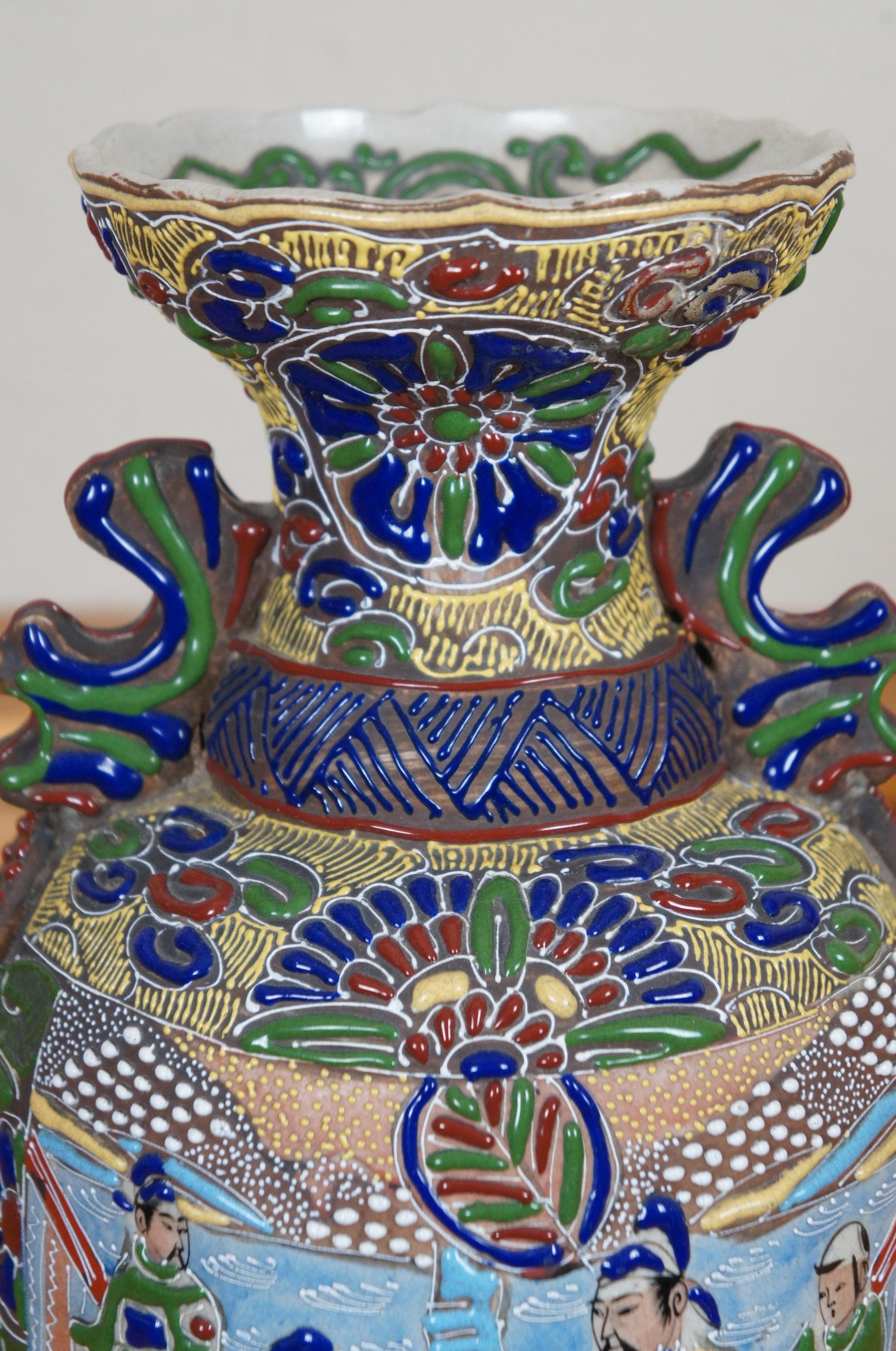 Ancien vase de cheminée japonais de style Meiji Moriage Satsuma Wise Man Baluster 17