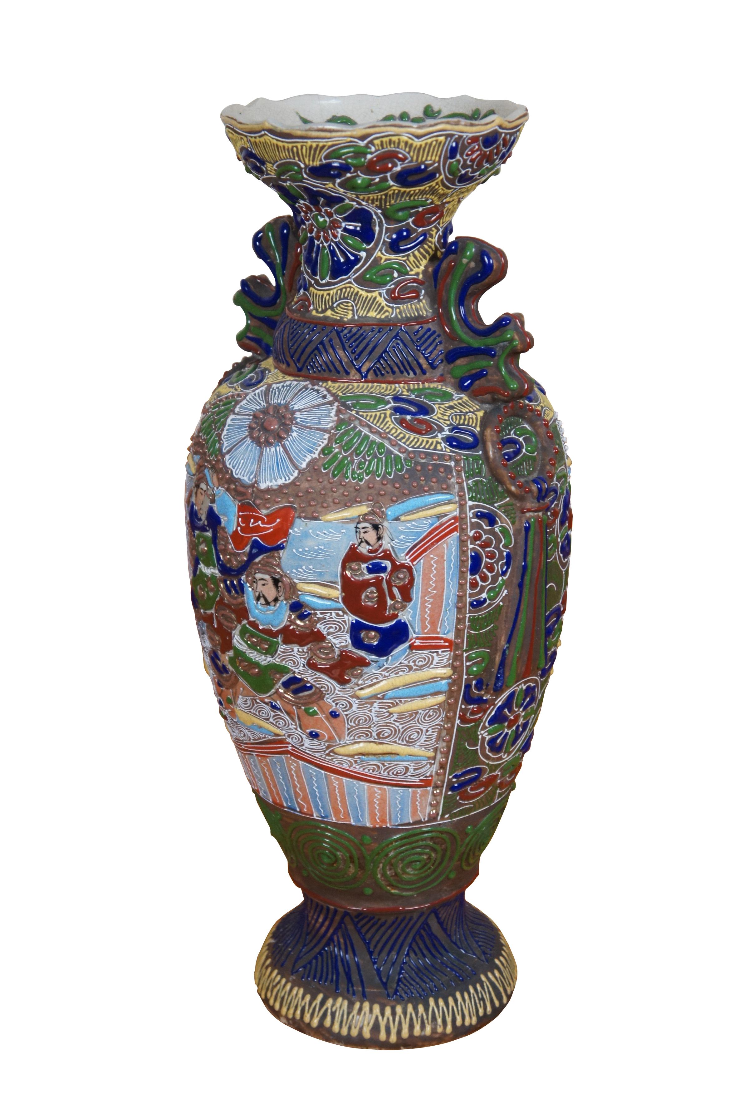 Vase moriage japonais ancien d'époque Meiji, de style Satsuma, présentant un motif floral multicolore en émail en relief encadrant deux scènes avec des personnages et des anses en demi-lune.

Dimensions :
7,5