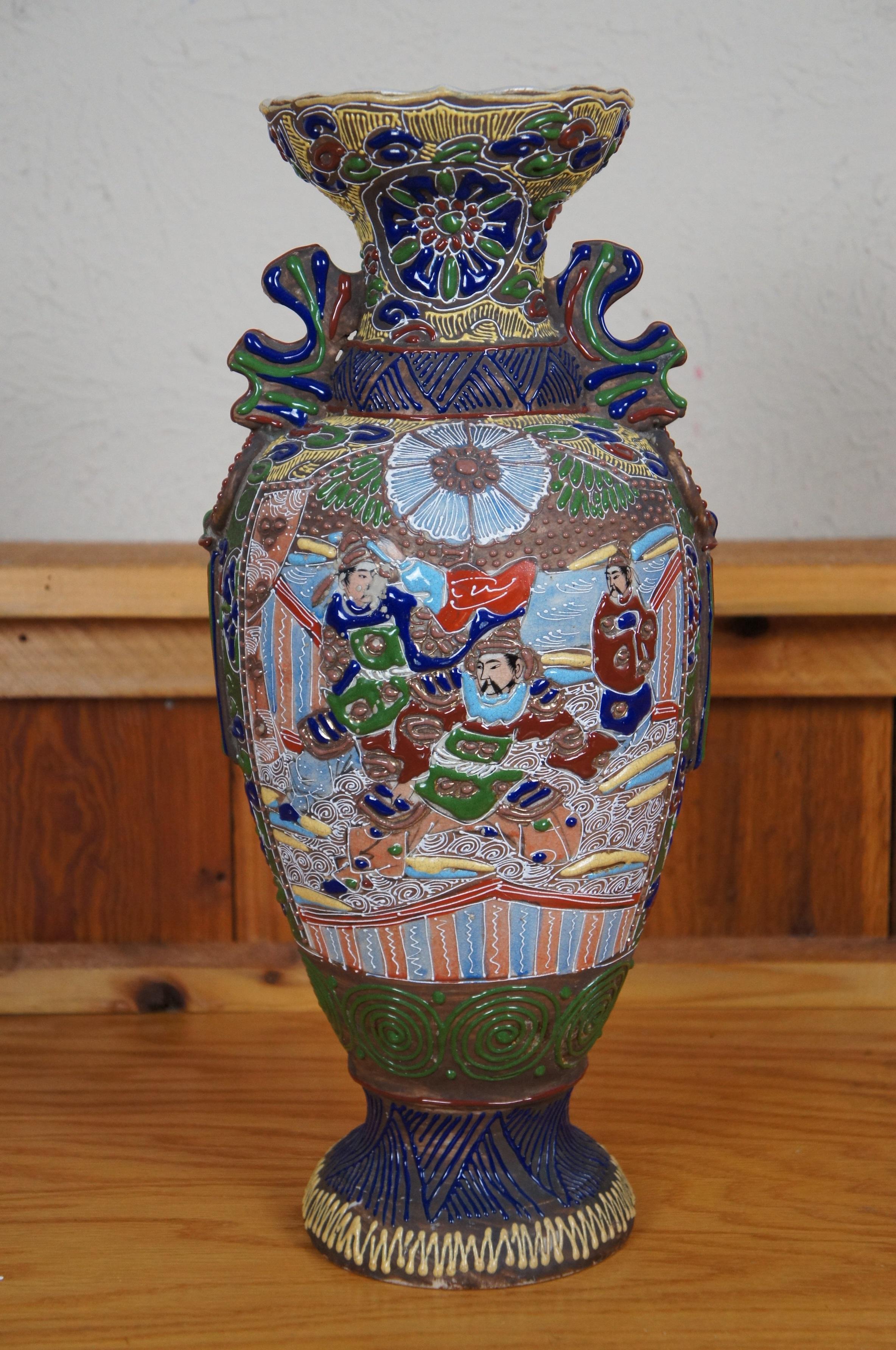 XIXe siècle Ancien vase de cheminée japonais de style Meiji Moriage Satsuma Wise Man Baluster 17
