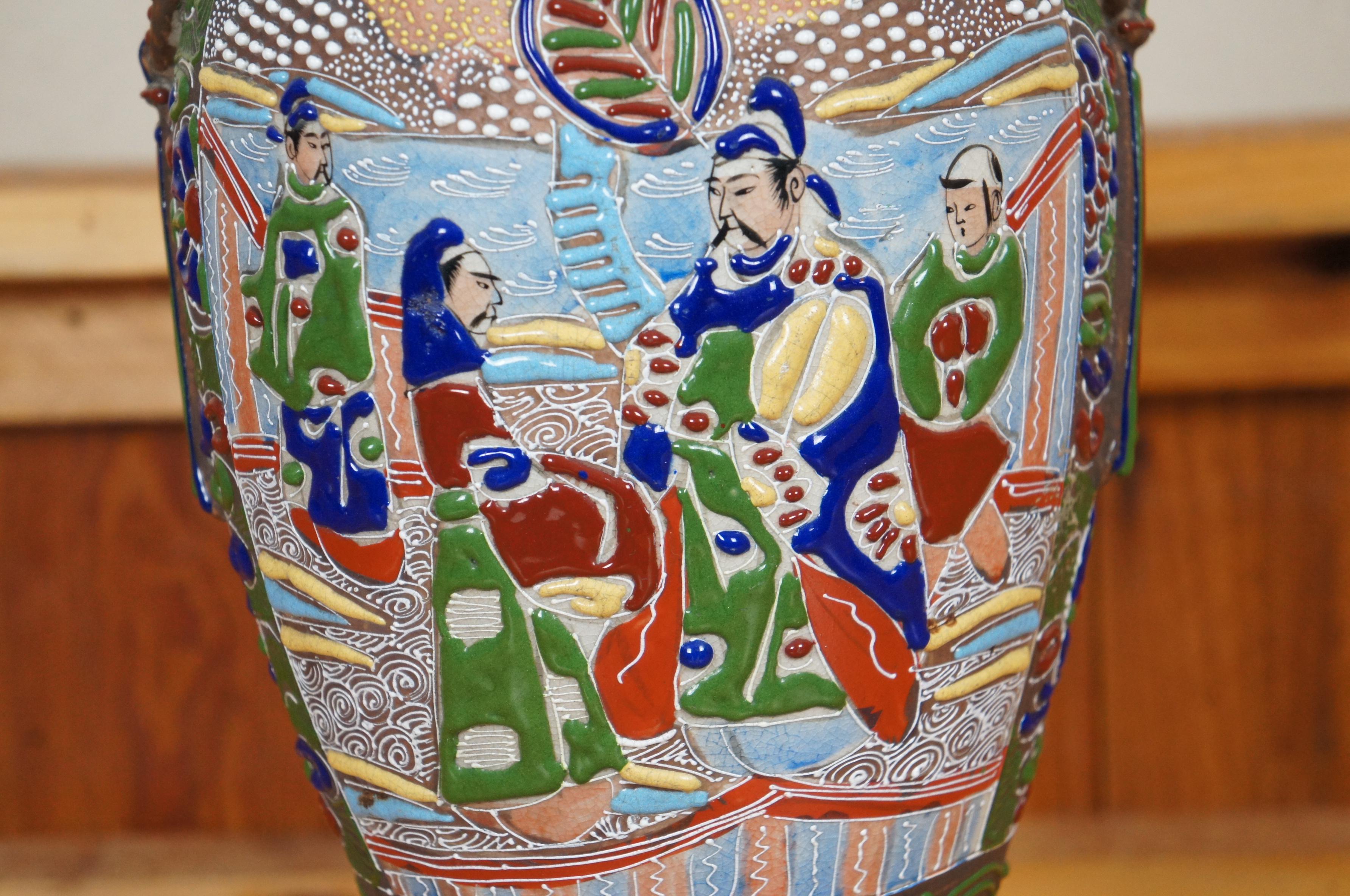 Ancien vase de cheminée japonais de style Meiji Moriage Satsuma Wise Man Baluster 17