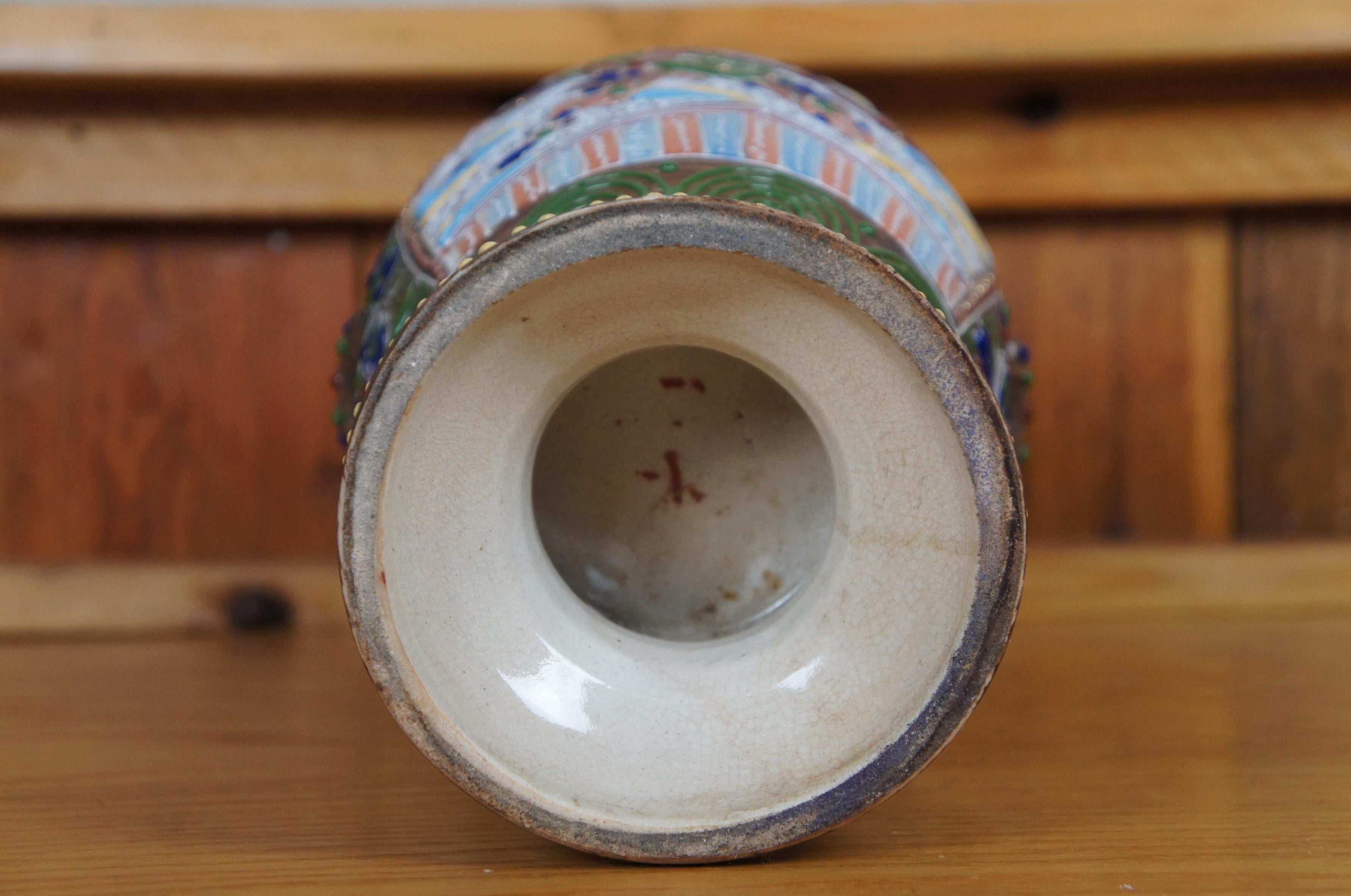 Ancien vase de cheminée japonais de style Meiji Moriage Satsuma Wise Man Baluster 17