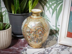 Antike japanische Satsuma-Vase aus der japanischen Meiji-Periode (1868-1912) von Kinkozan