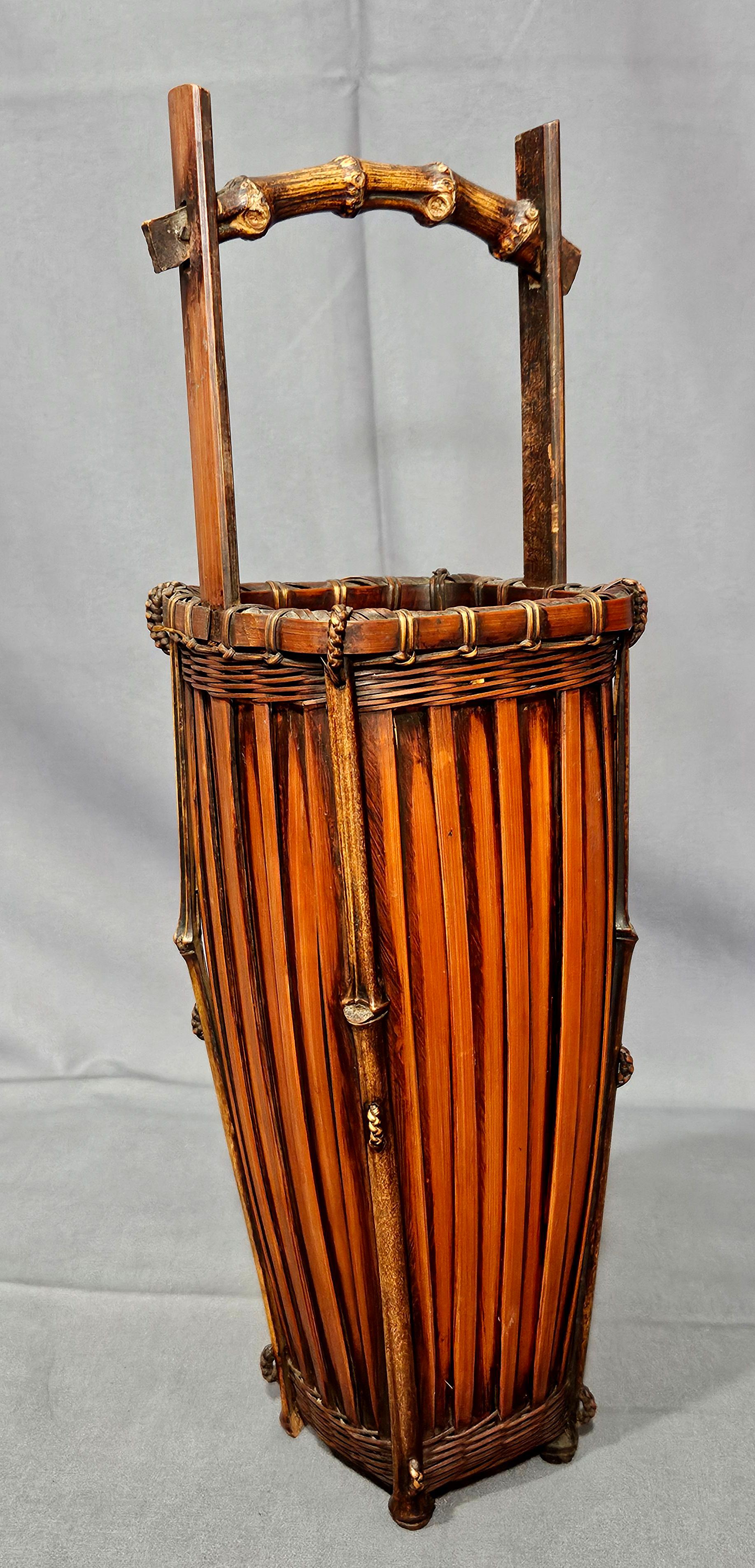 Cesta Ikebana de bambú japonesa antigua del periodo Meiji Hecho a mano en venta