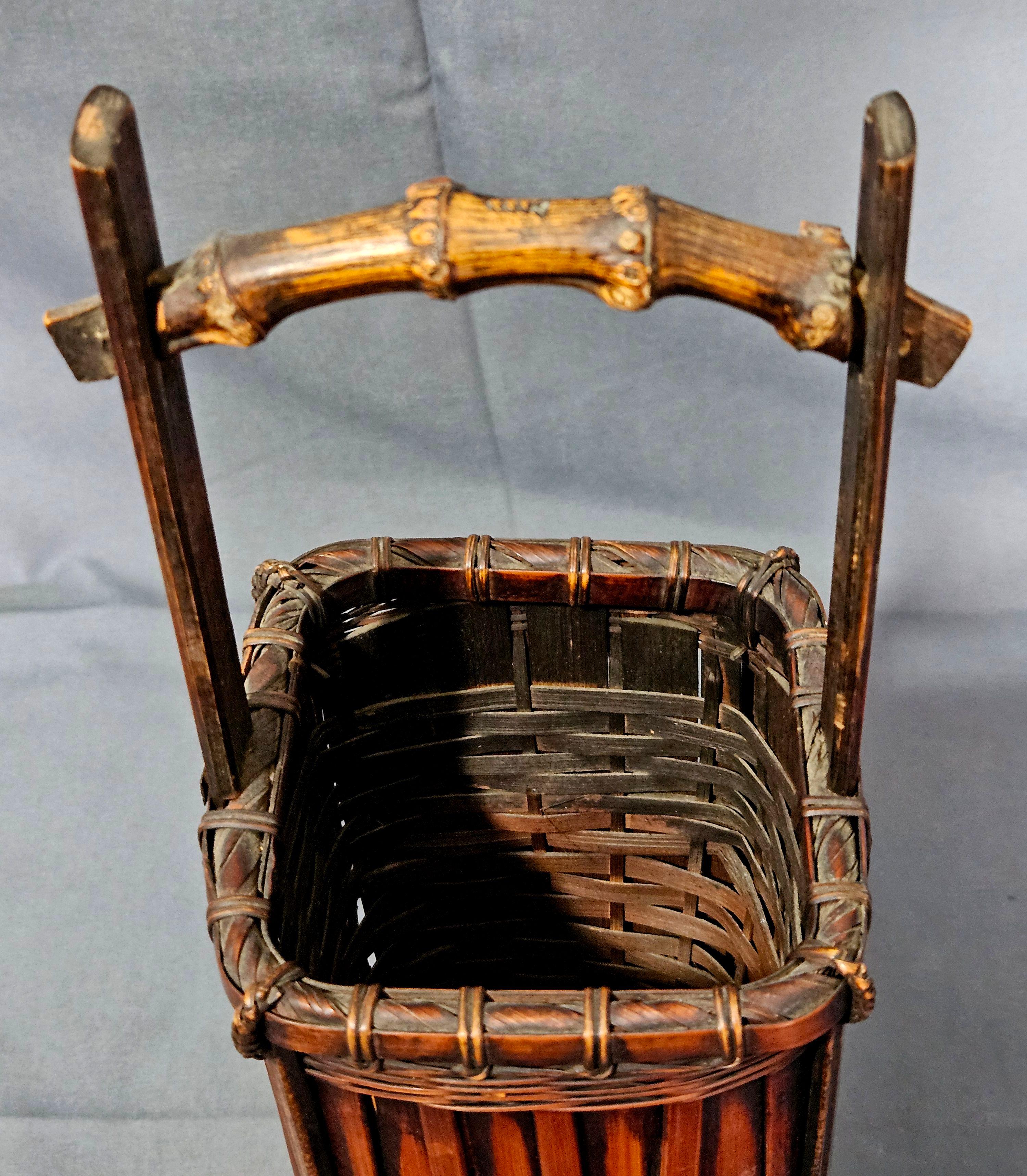 Cesta Ikebana de bambú japonesa antigua del periodo Meiji siglo XX en venta