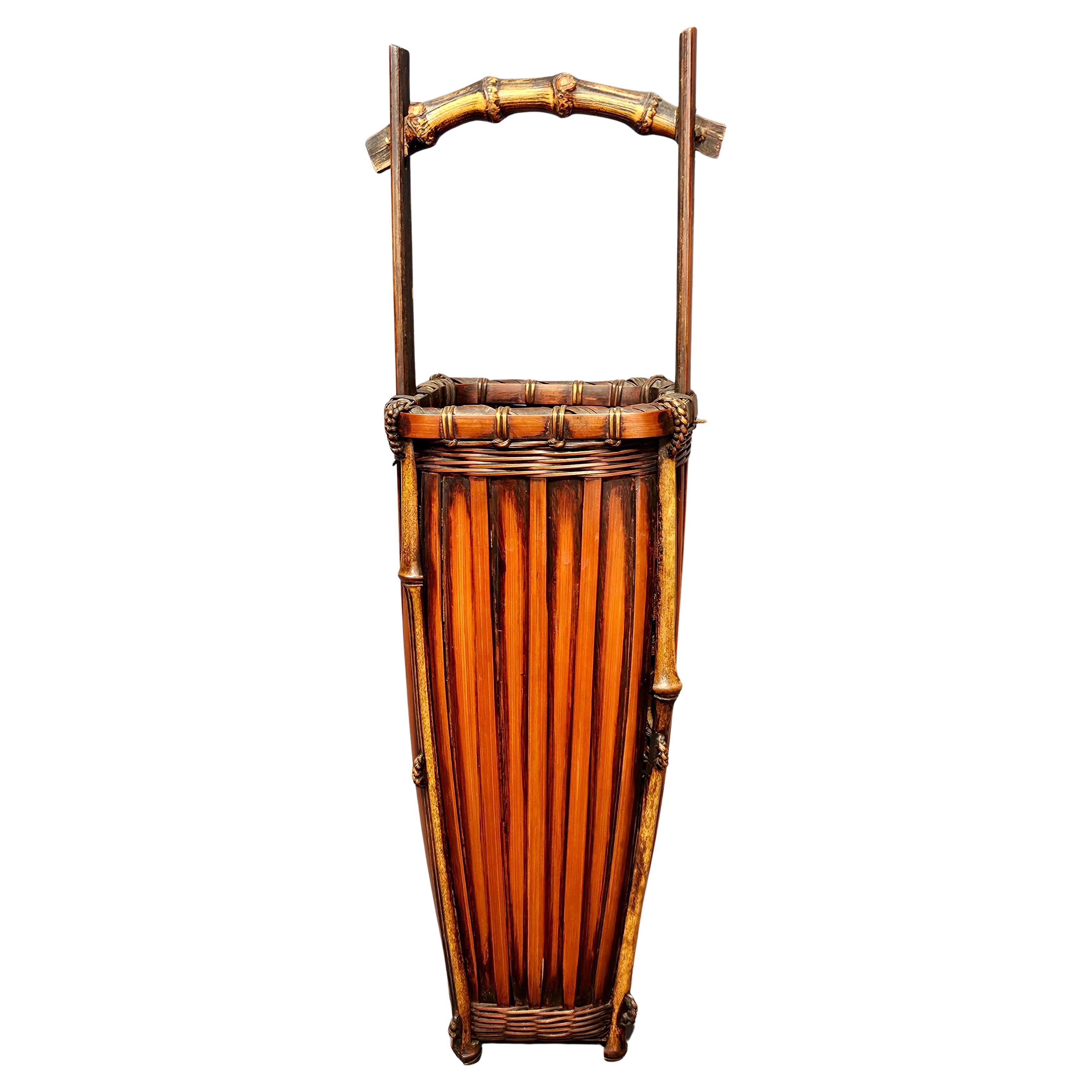 Cesta Ikebana de bambú japonesa antigua del periodo Meiji