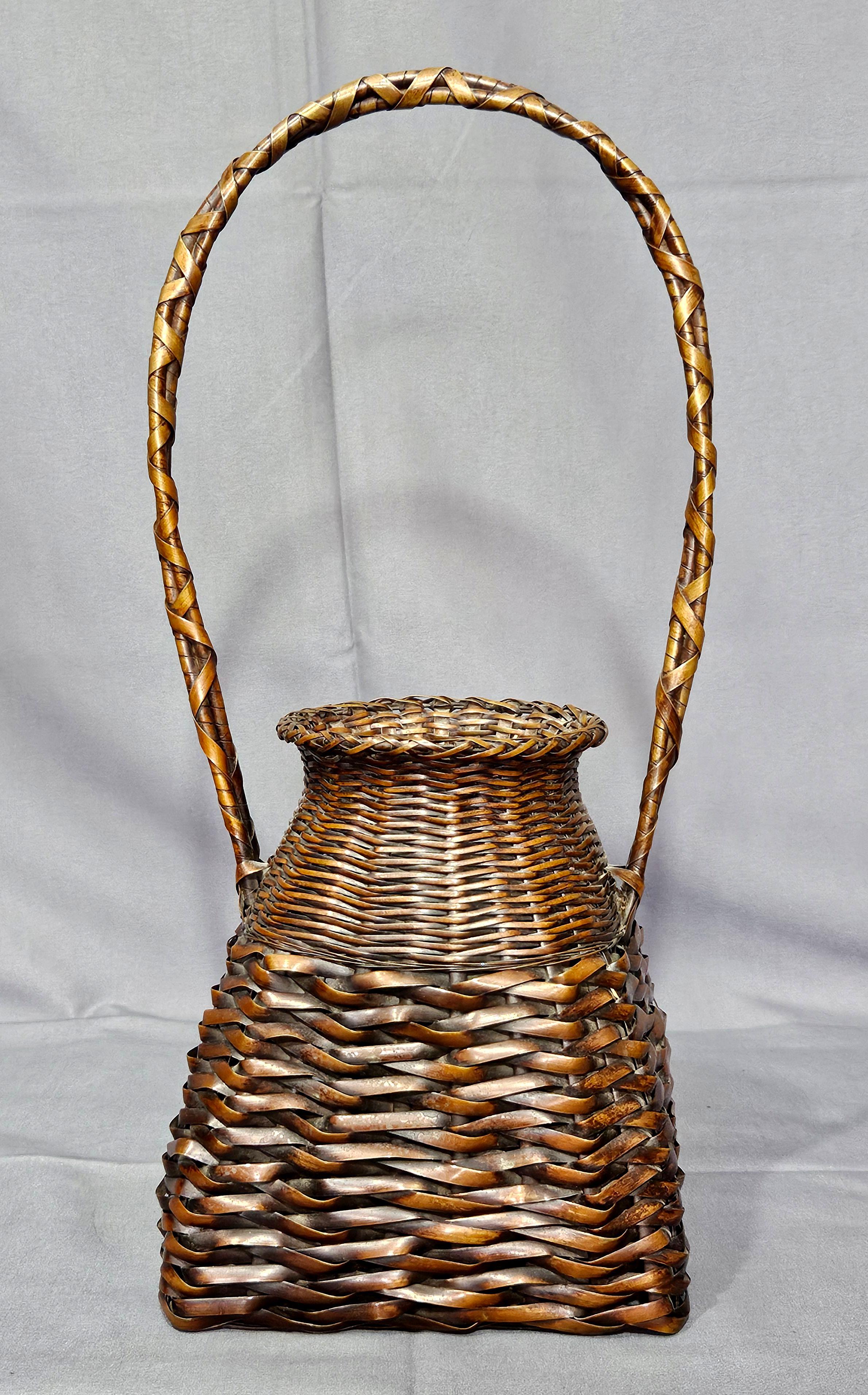 Antike japanische Meiji Periode Bronze handgewebte Ikebana Korb
- Es handelt sich nicht um einen Bambuskorb.  Es ist ein veraltetes 100% handgewebtes Ikebana 
  Korb aus Bronze, ein super einzigartiges Kunstwerk. Es kann Tausende von Jahren halten 
