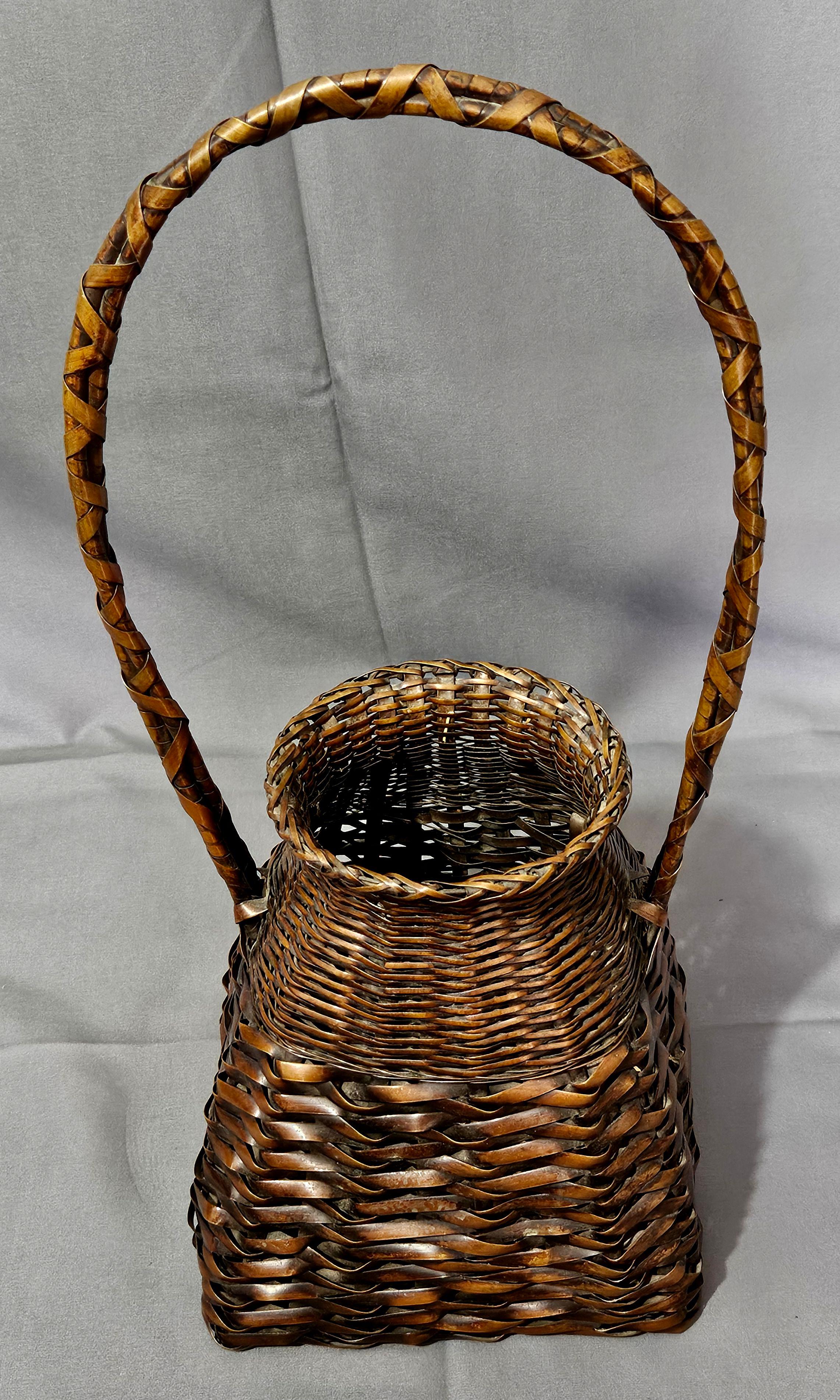 Antike japanische Meiji Periode Bronze handgewebte Ikebana Korb (Japanisch) im Angebot