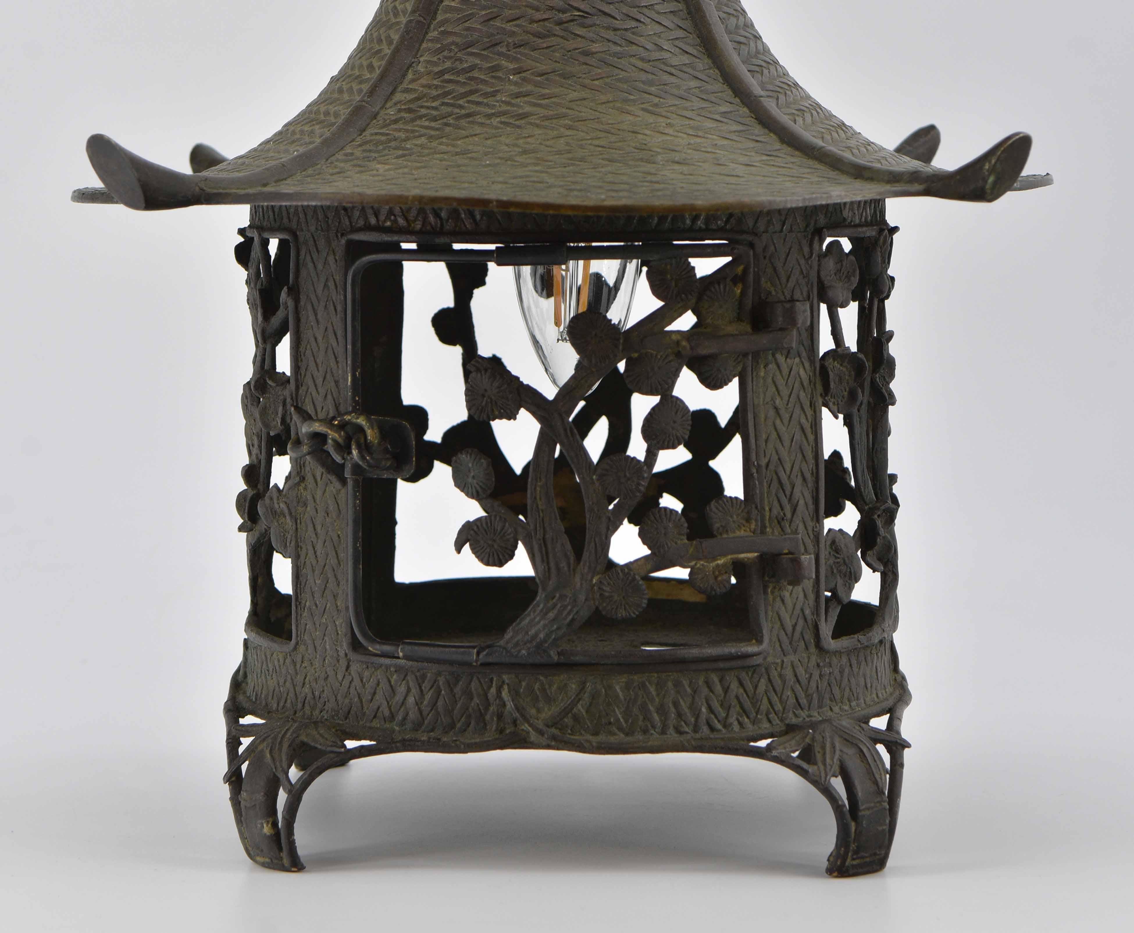 Lampe de temple japonaise ancienne en bronze de la période Meiji en vente 2