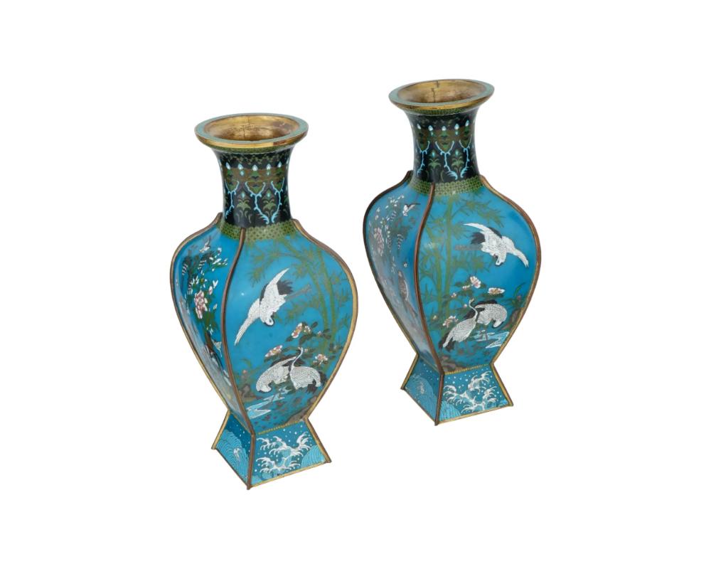 Meiji Antica coppia di vasi giapponesi in smalto cloisonne con falchi, gru e scene in vendita