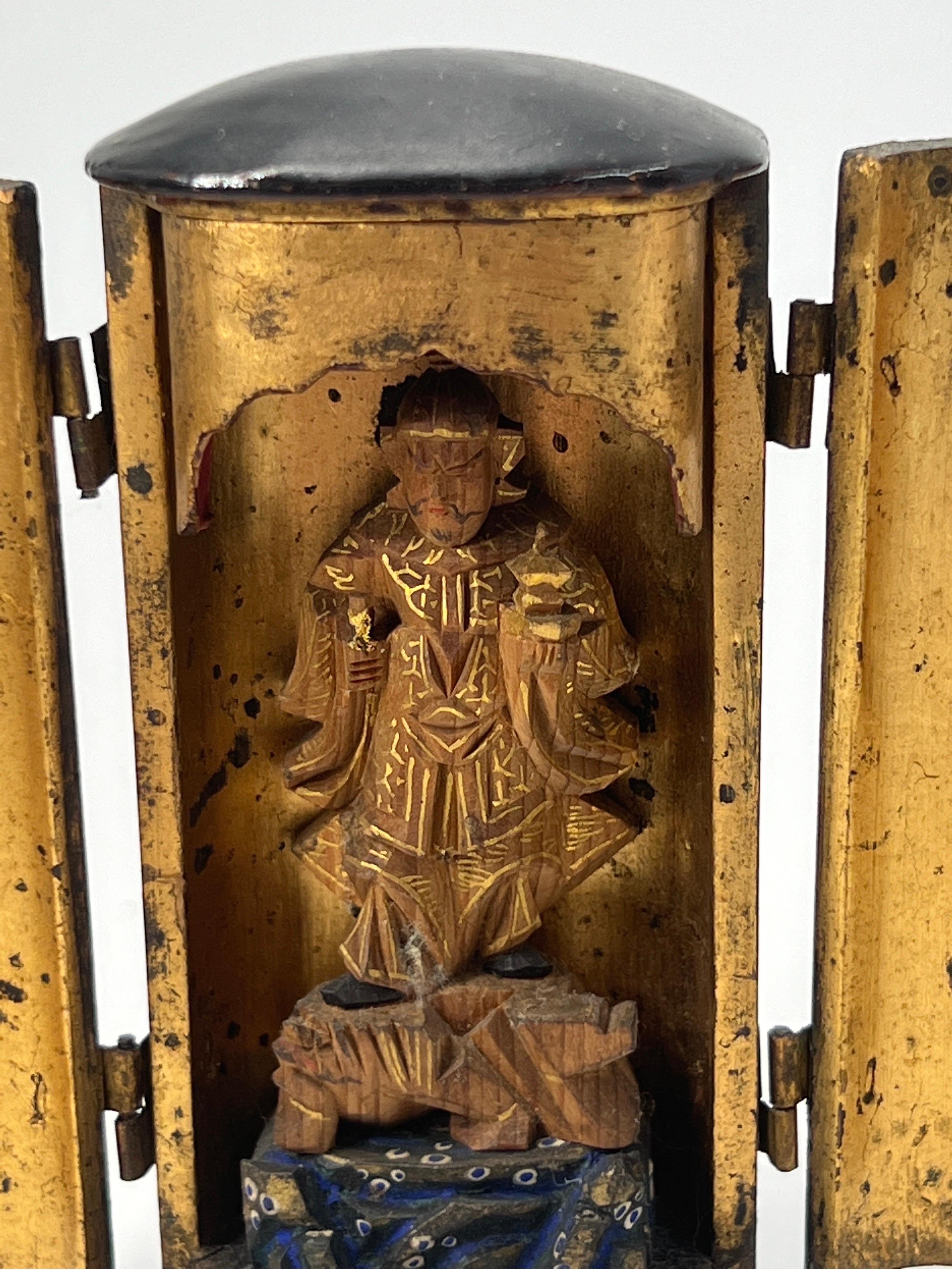 Antiguo Santuario Zushi Japonés del Periodo Meiji de Laca y Madera Dorada, Altar Viajero

Caja lacada en negro de gran calidad, con pan de oro en su interior y figura budista tallada a mano en el relicario.