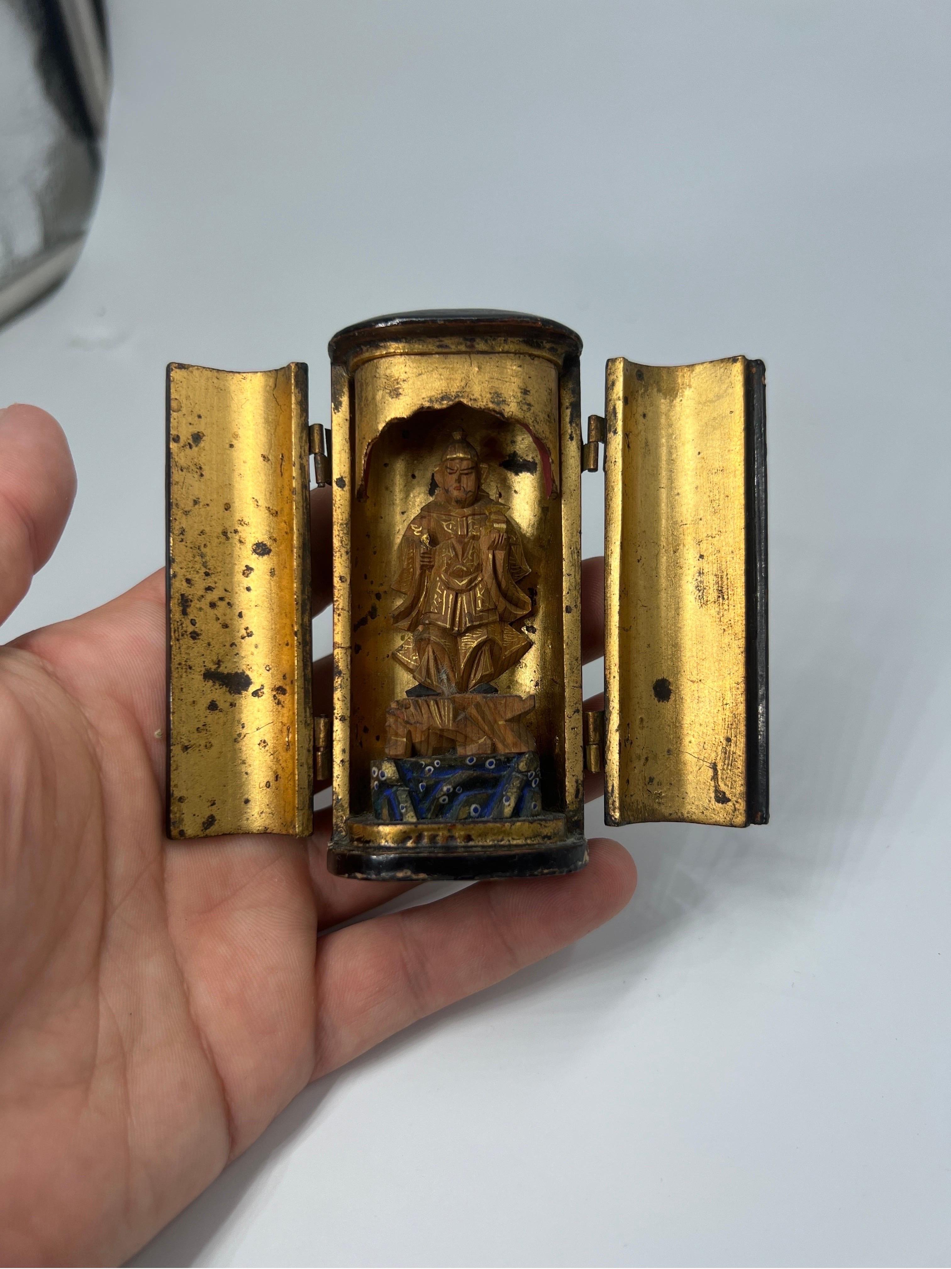 Antiguo Santuario Zushi Japonés del Periodo Meiji de Laca y Madera Dorada, Altar Viajero siglo XX en venta