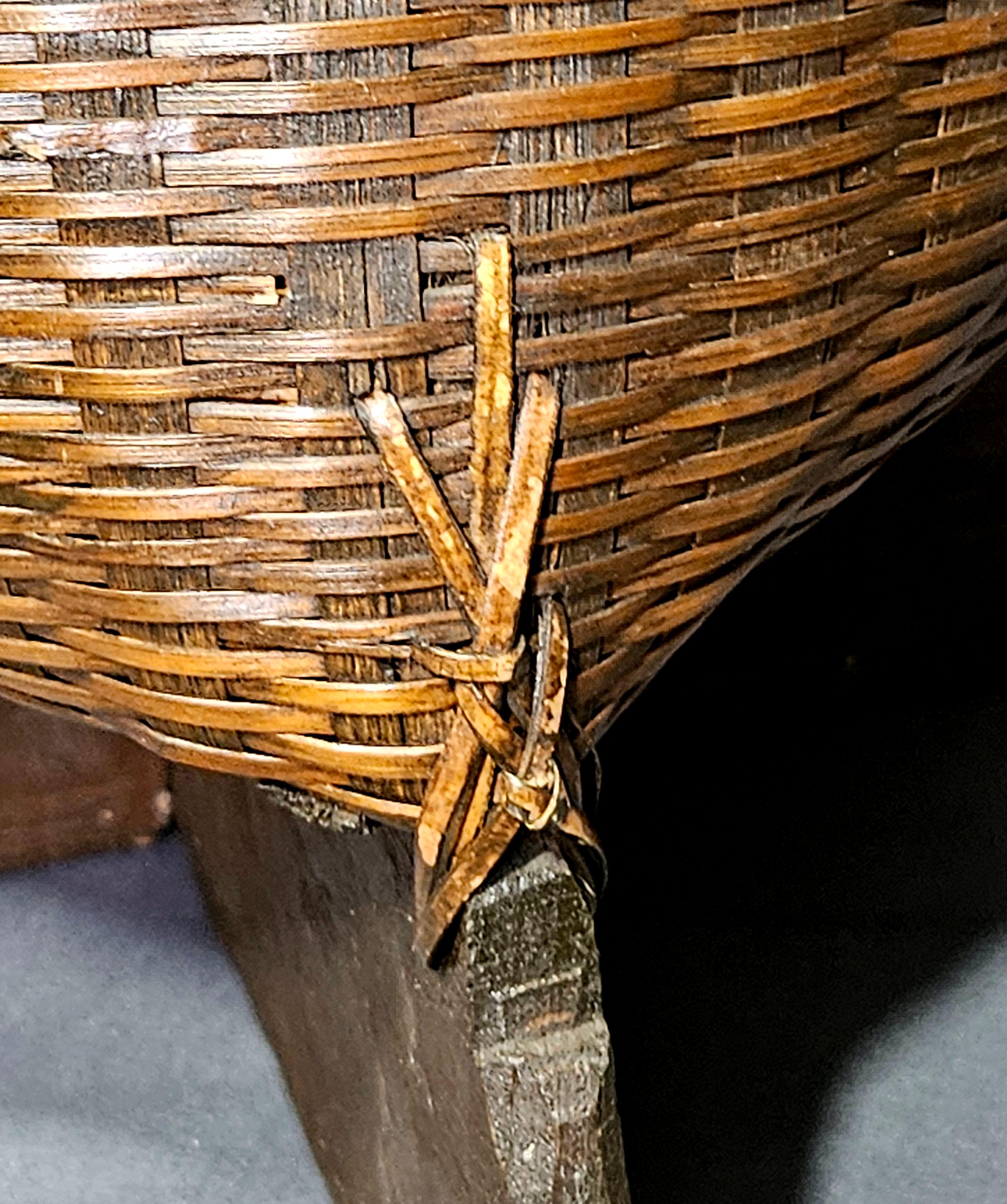 Antiguo cesto japonés de bambú Ikebana de la época Meiji, grande y forrado de madera en venta 6