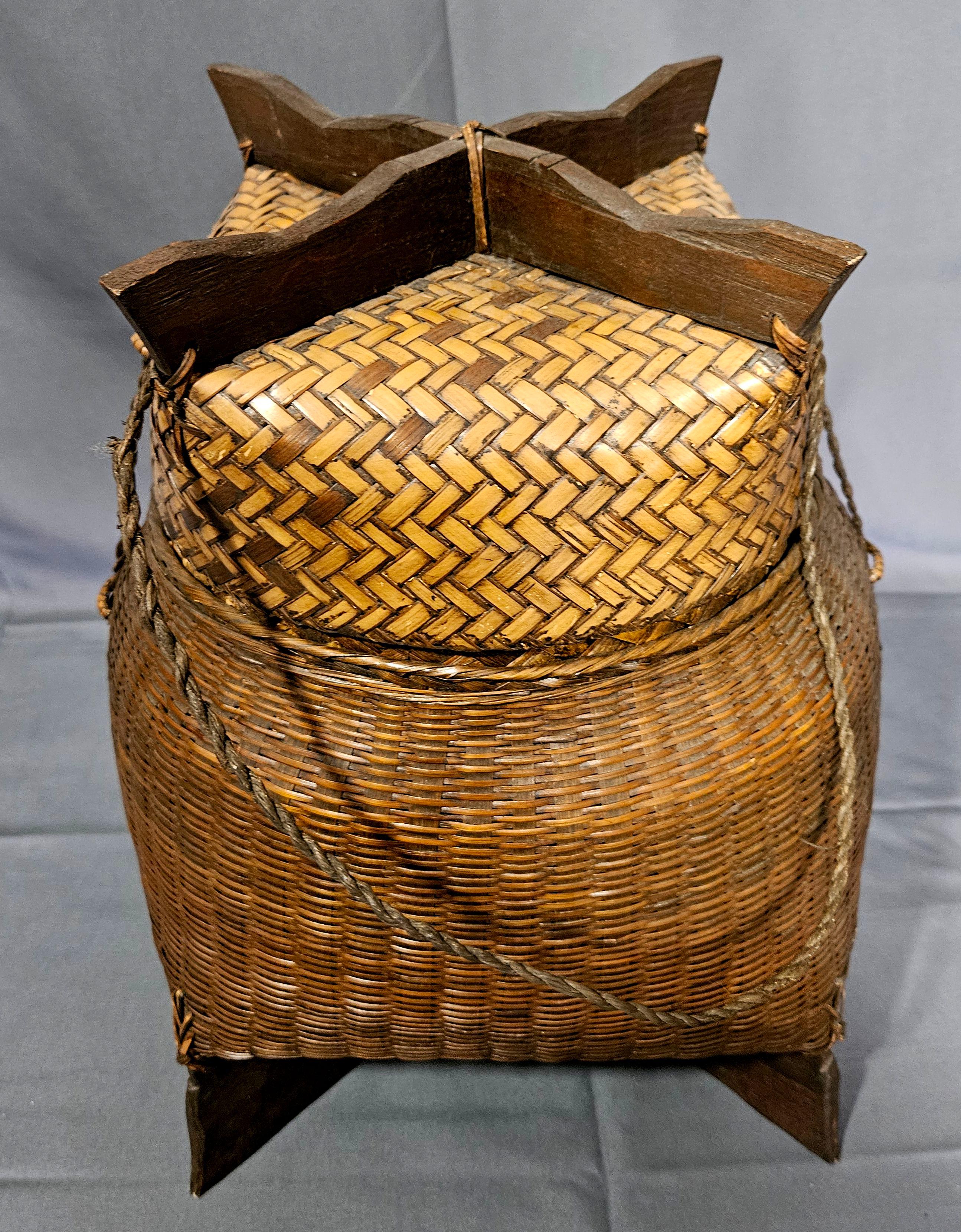 Antiguo cesto japonés de bambú Ikebana de la época Meiji, grande y forrado de madera Japonés en venta