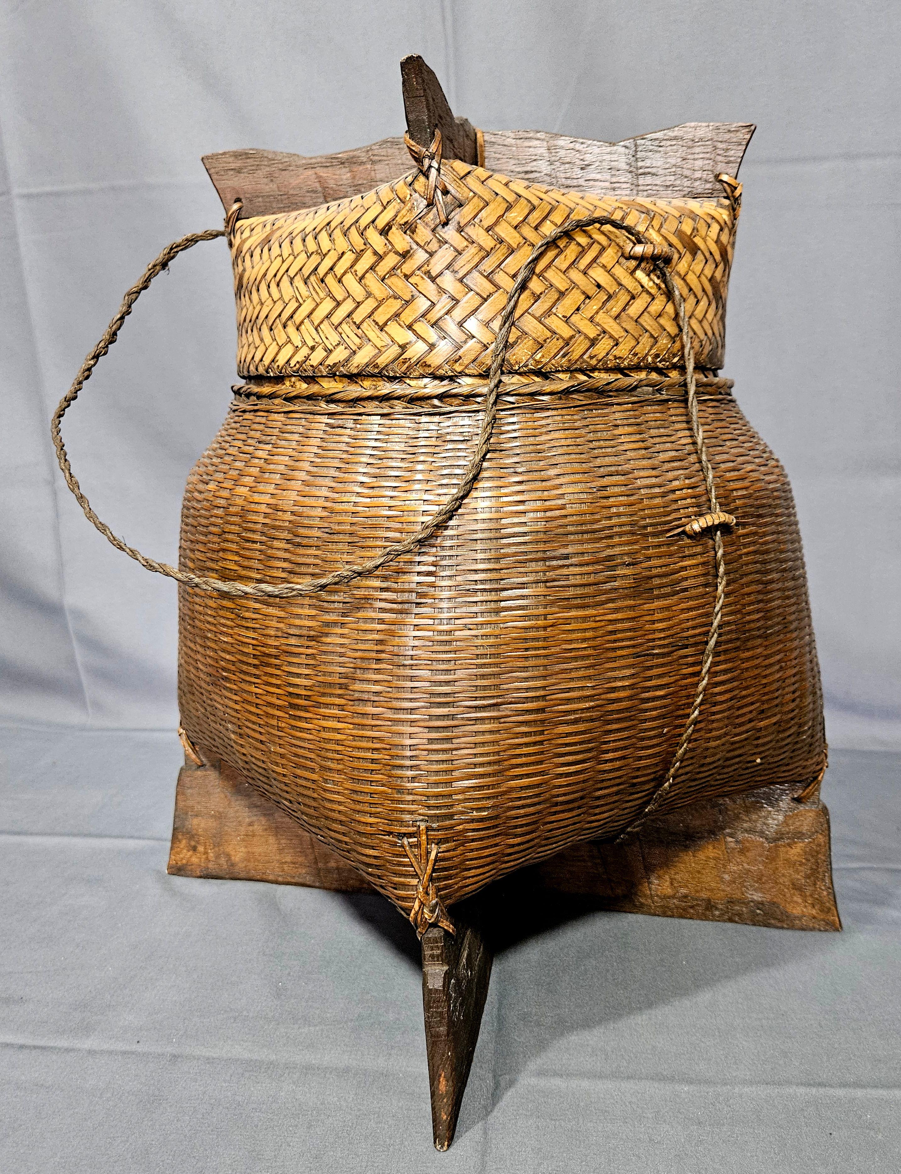 Antiguo cesto japonés de bambú Ikebana de la época Meiji, grande y forrado de madera Hecho a mano en venta