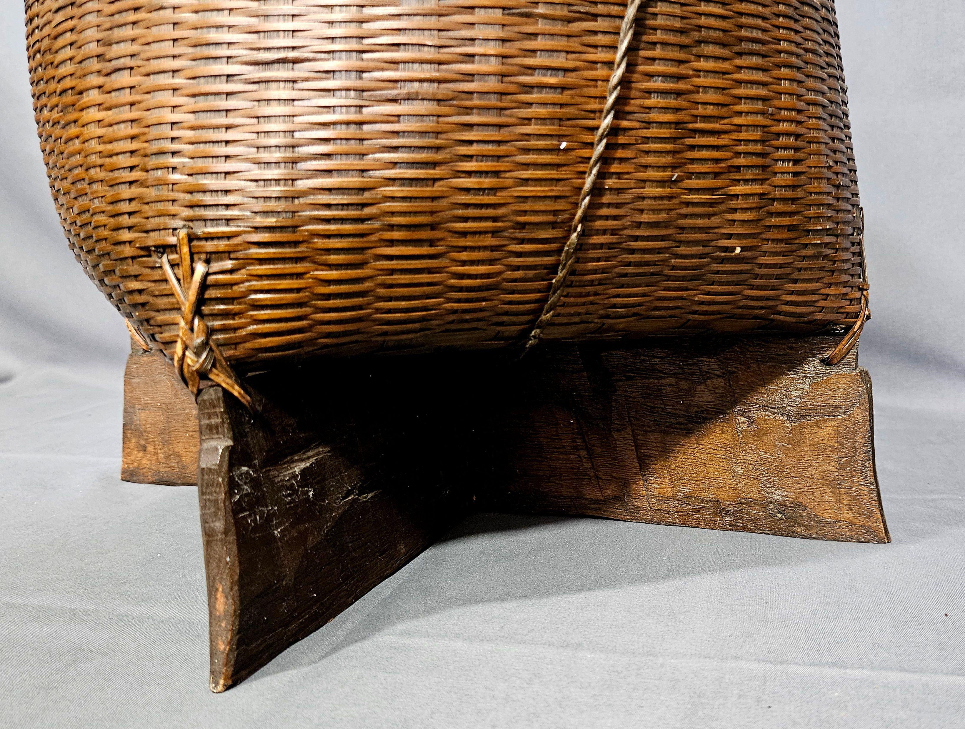 Antiguo cesto japonés de bambú Ikebana de la época Meiji, grande y forrado de madera en Bueno estado para la venta en Norton, MA
