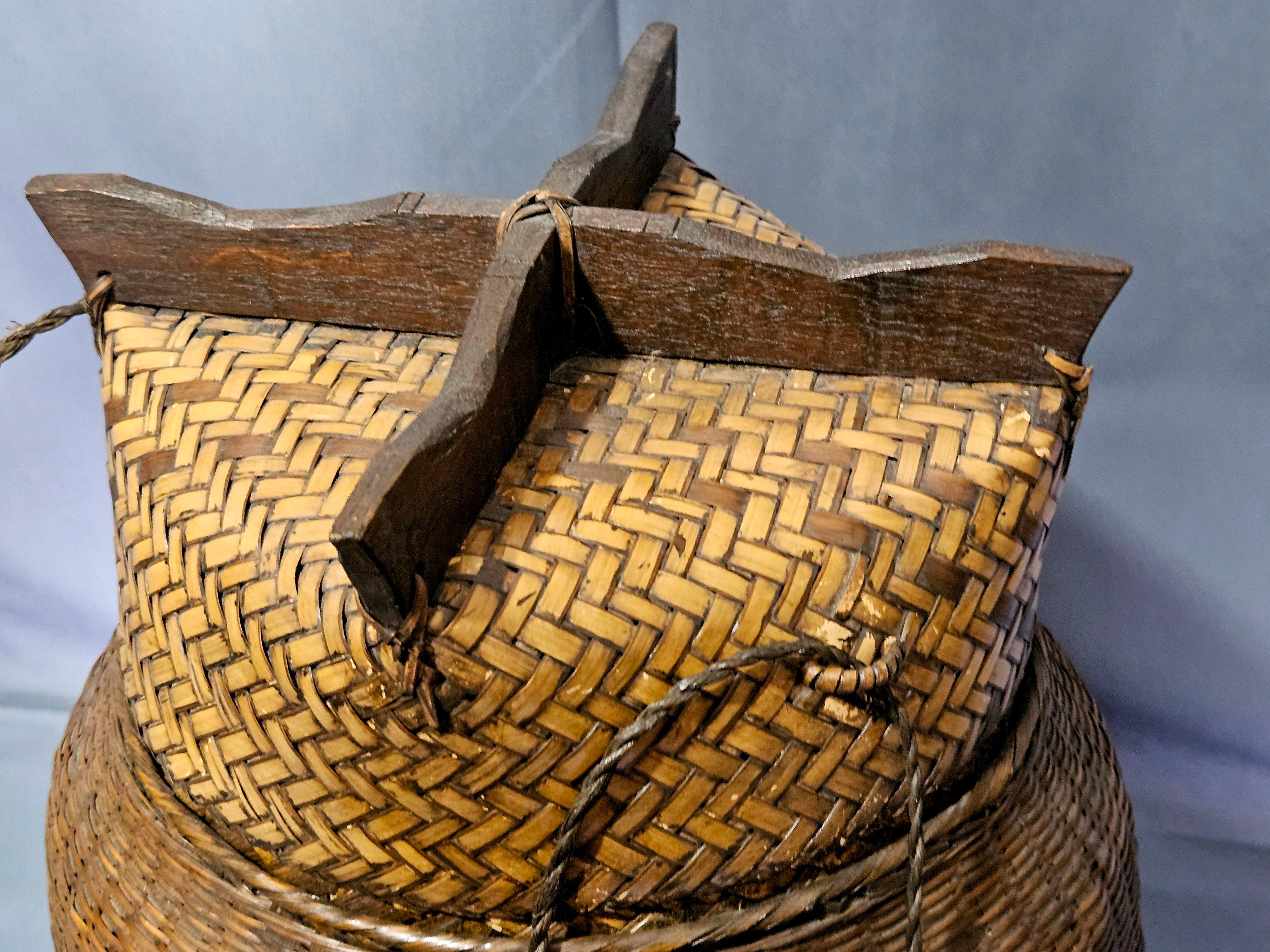 Antiguo cesto japonés de bambú Ikebana de la época Meiji, grande y forrado de madera siglo XX en venta