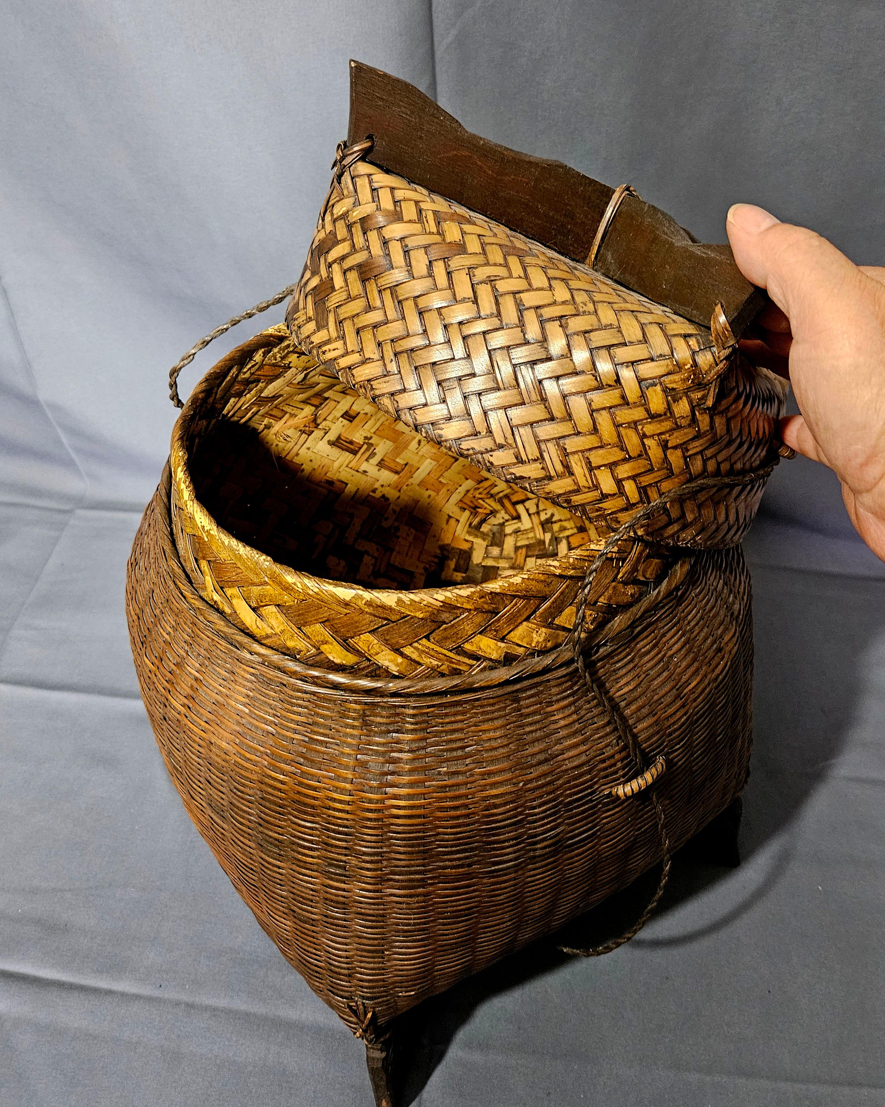 Antiguo cesto japonés de bambú Ikebana de la época Meiji, grande y forrado de madera Bambú en venta