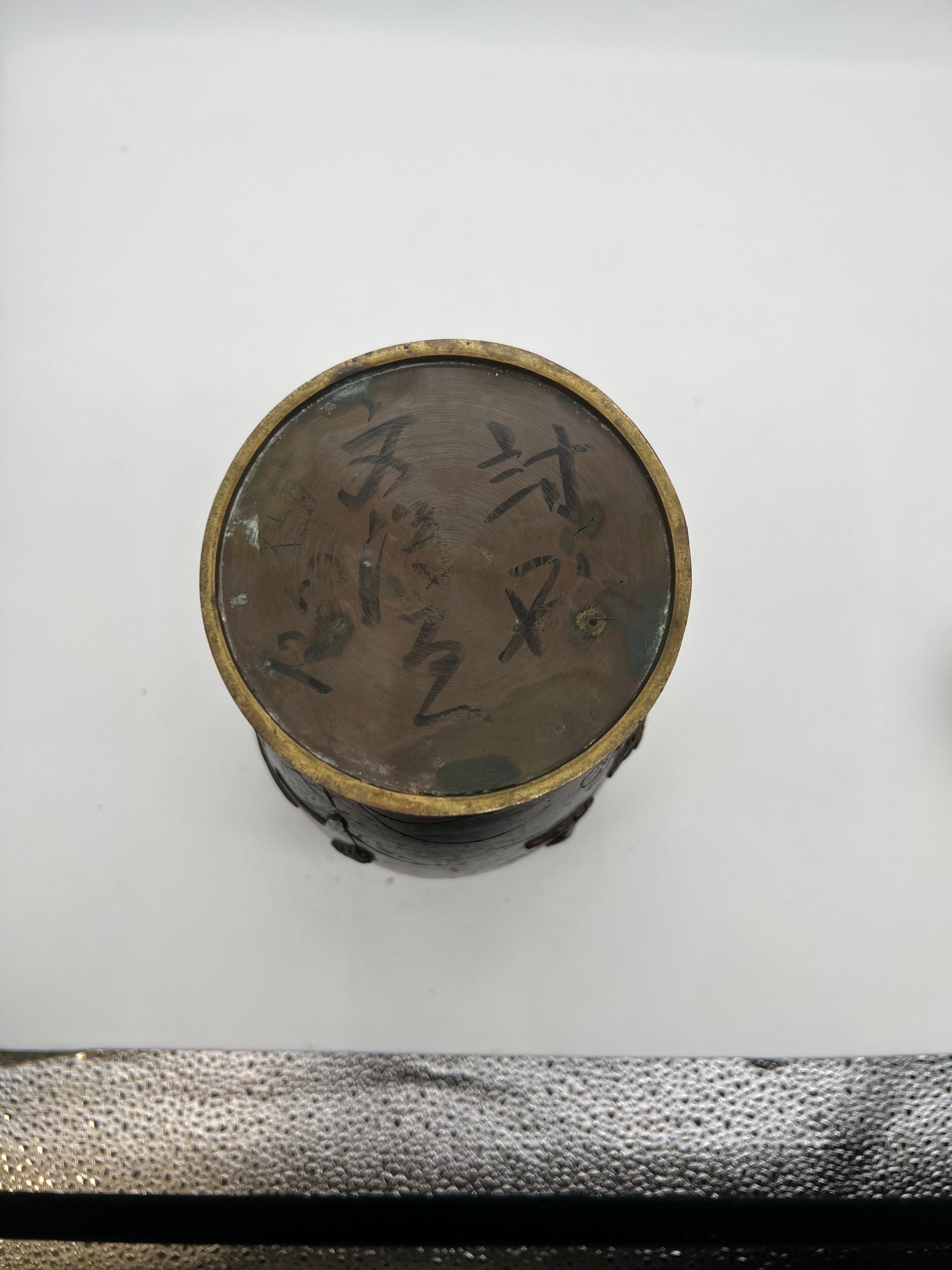 Bronze Vase japonais ancien en bronze mélangé de la période Meiji avec détails d'oiseaux - signé en vente