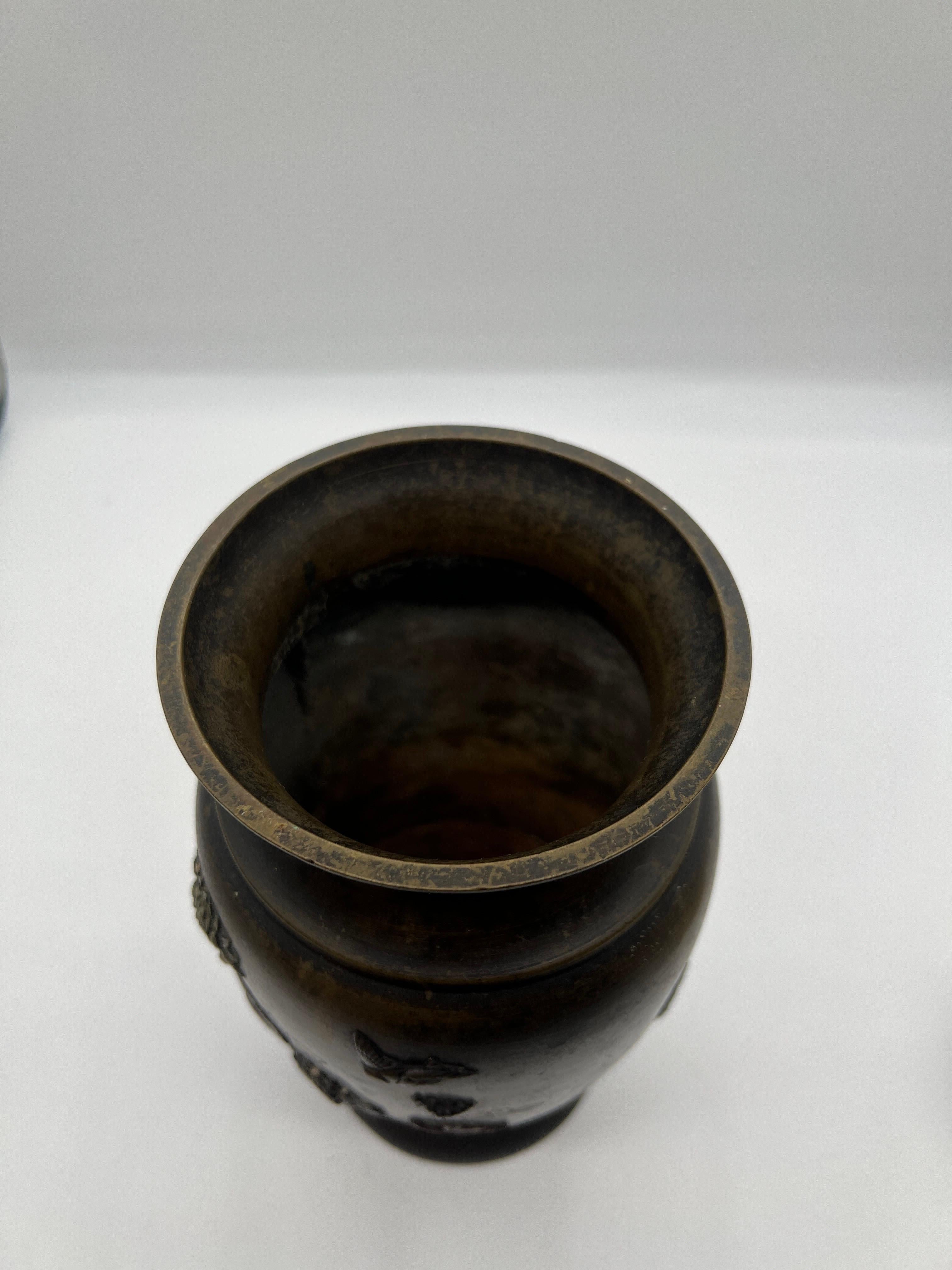 Vase japonais ancien en bronze mélangé de la période Meiji avec détails d'oiseaux - signé en vente 1