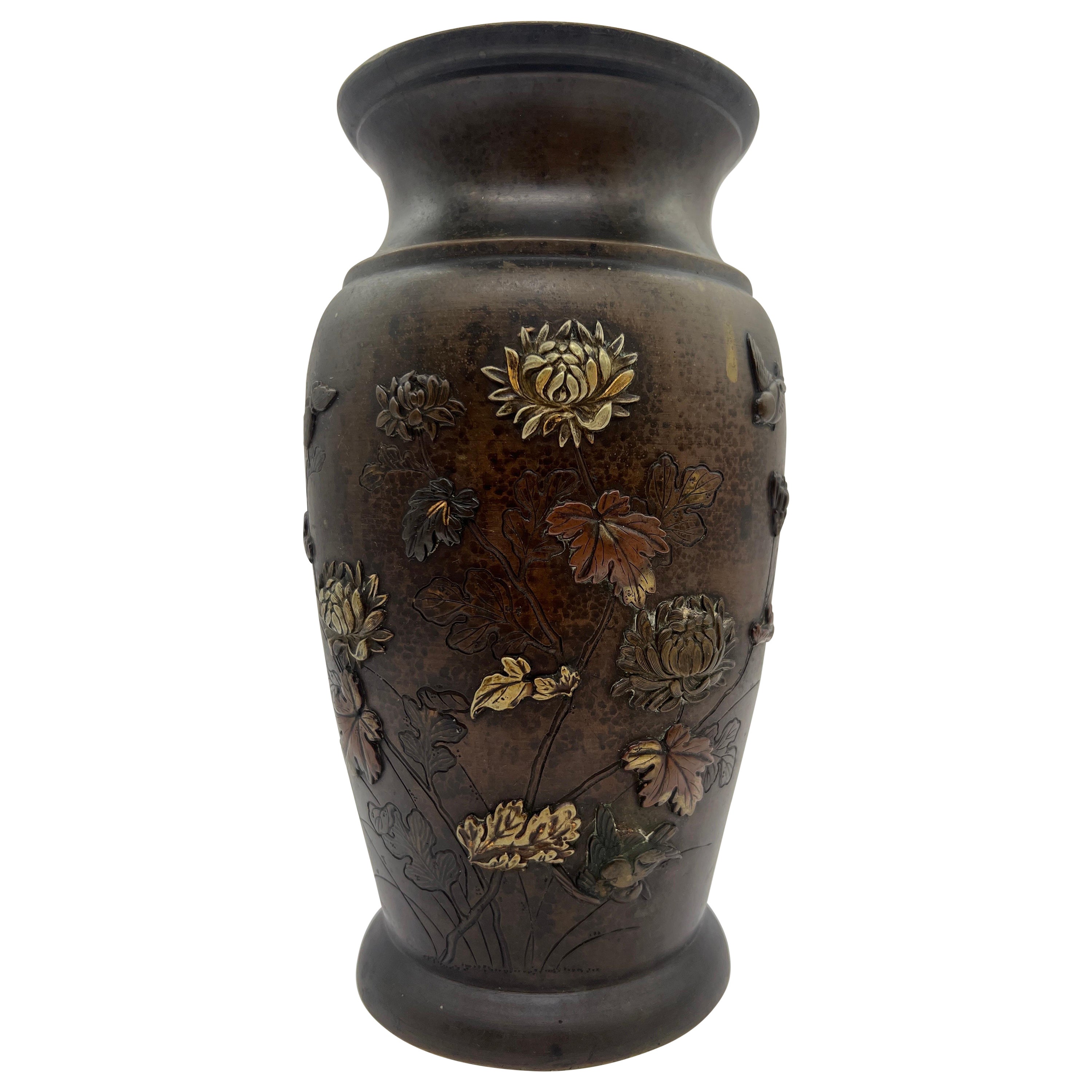 Antico vaso giapponese del periodo Meiji in metallo misto con dettagli di uccelli - Firmato