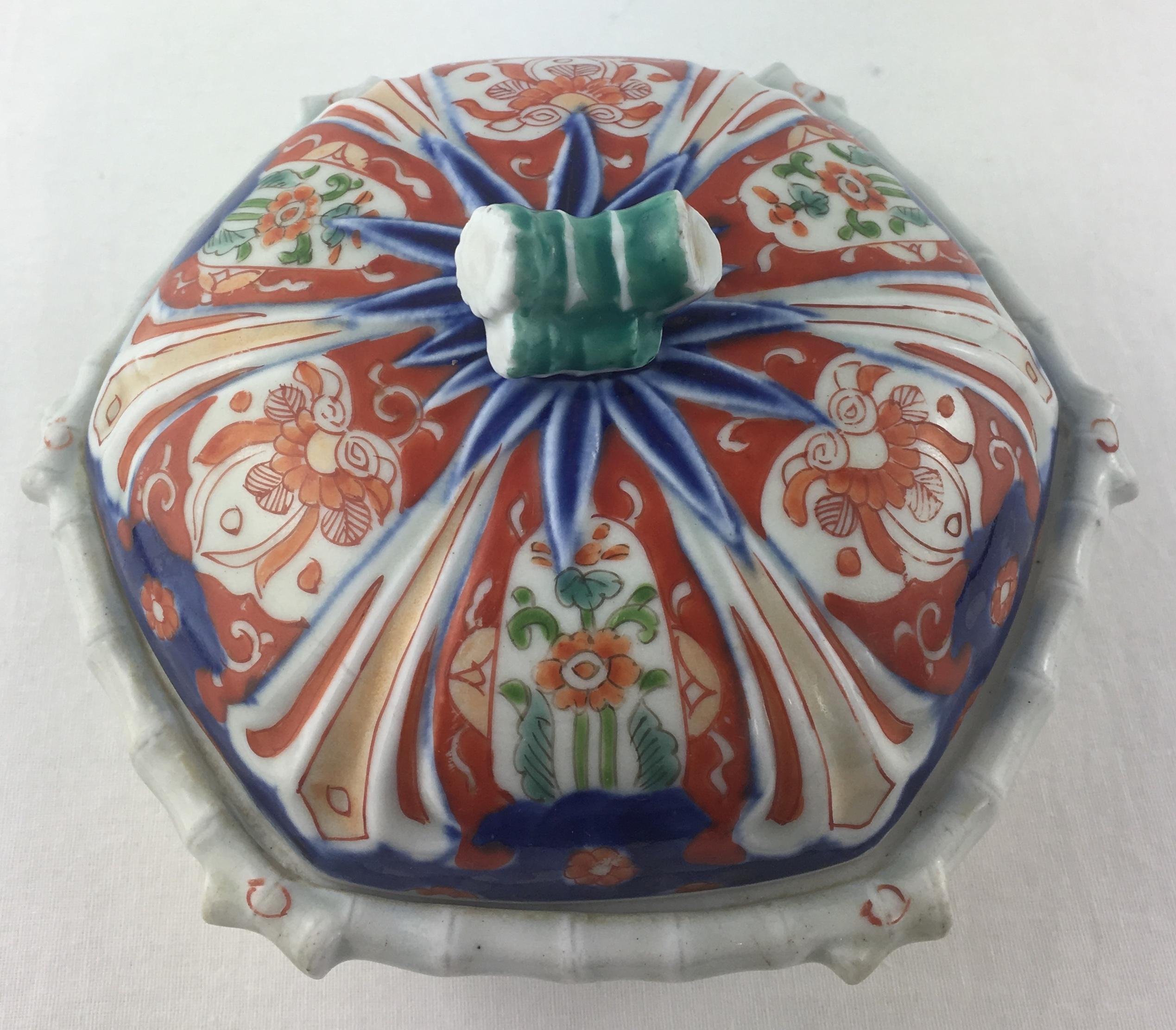 Beautiful antique hand painted porcelain decorative trinket, pill or jewelry boxes of Satsuma ware from the Dai Nippon/ Great Japan period. 

The crest on top is traditional in most old and authentic pieces of Satsumaware. This pottery was made