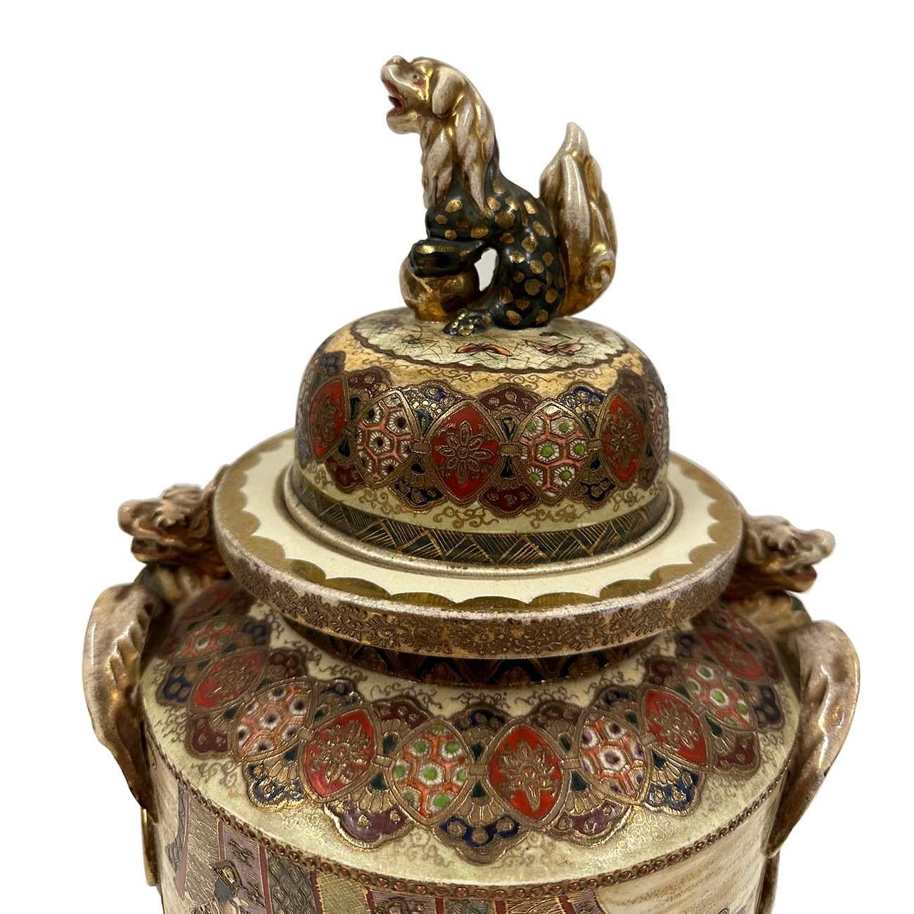 Te presentamos un precioso quemador de incienso satsuma dorado de Japón del periodo Meiji, marcado y firmado por Kinkozan. Pintura a mano muy fina de samuráis japoneses por un lado y caballeros por el otro. Mucho dorado con vidriado multicolor en el