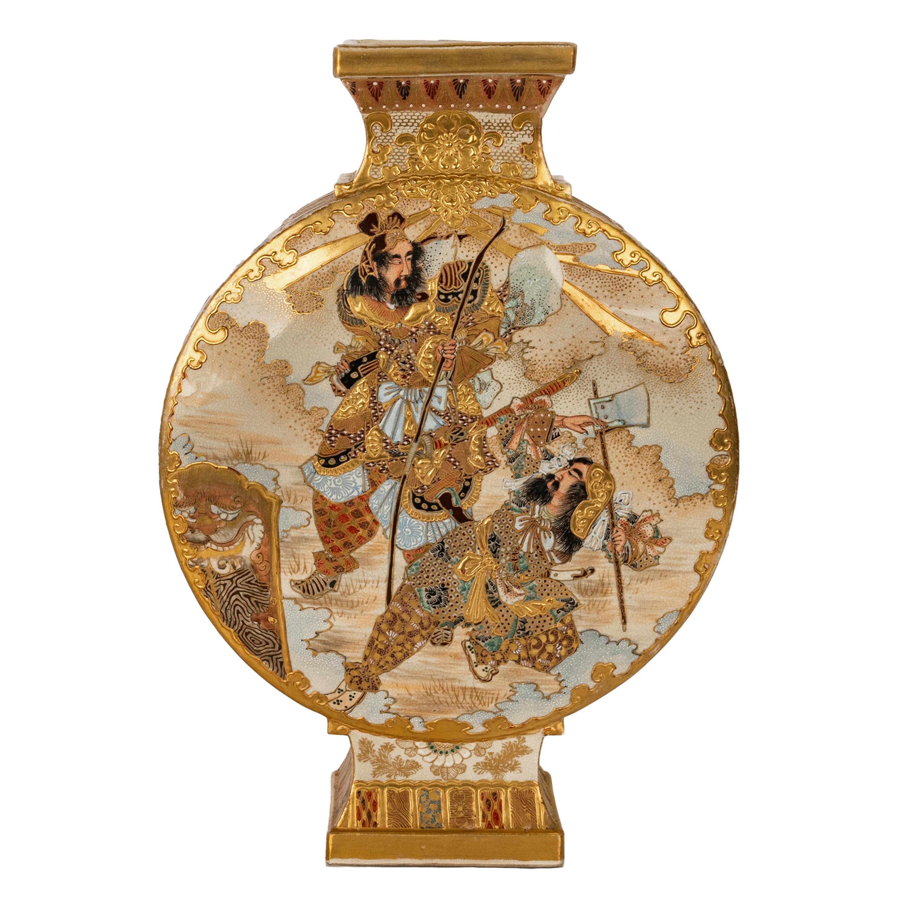 Un magnifico vaso a forma di fiasco di luna in ceramica Satsuma del periodo Meiji, circa 1880.
Il vaso è dipinto a mano con grande maestria con smalti policromi e decorazioni dorate ed è di altissima qualità. Il collo di forma rettangolare presenta