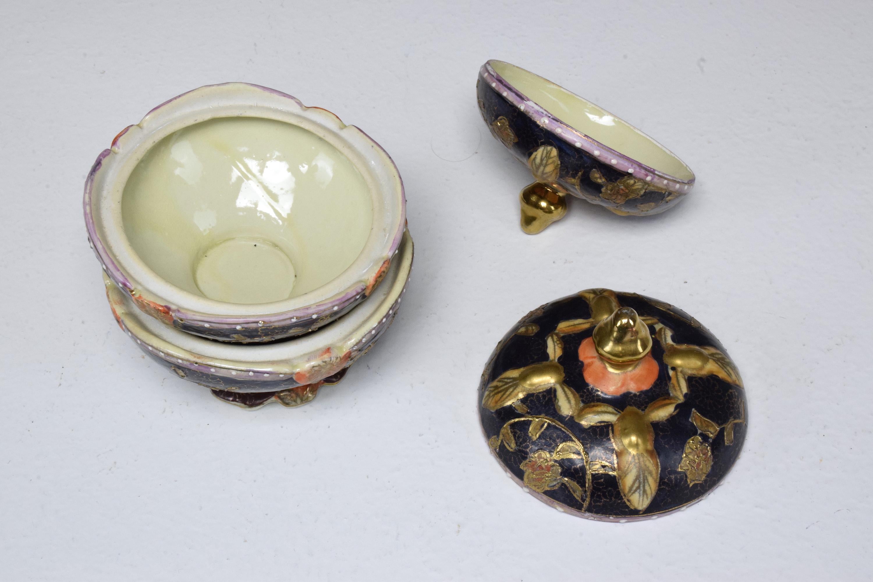 Paar antike japanische Porzellanschachteln oder Schmuckkästchen aus der Meiji-Periode 10