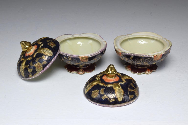 Hand-Painted Pair of Antique Japanese Meiji Period Porcelain Trinket or Jewelry Boxes For Sale