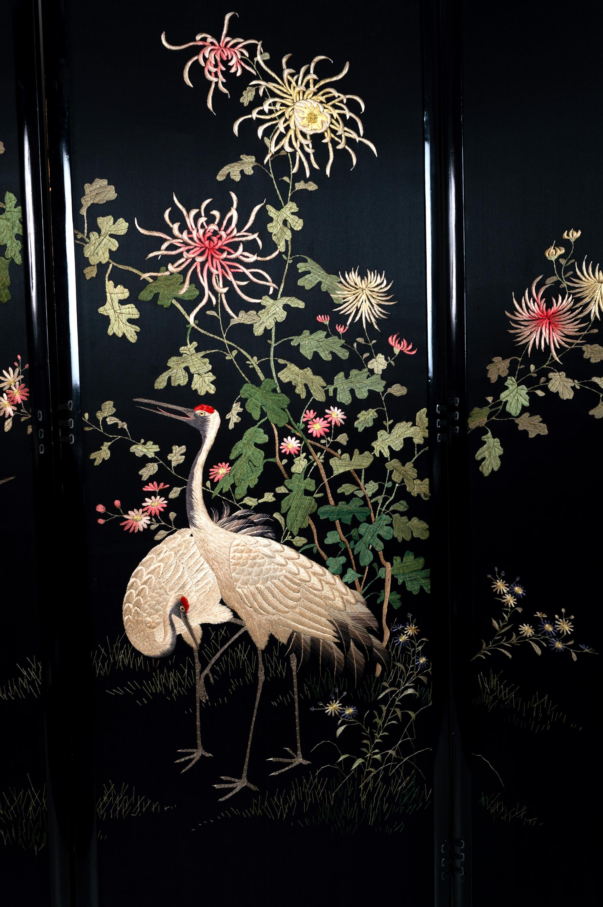 Antique Japanese Meiji period silk embroidered screen /room divider Byobu C.1900 Kyoto, Japan.

Silk embroidered satin lacquer framed panels.

Late 19th century - early 20th century 
Meiji Period (1868 - 1912)

Similar to those seen in the Kiyomizu