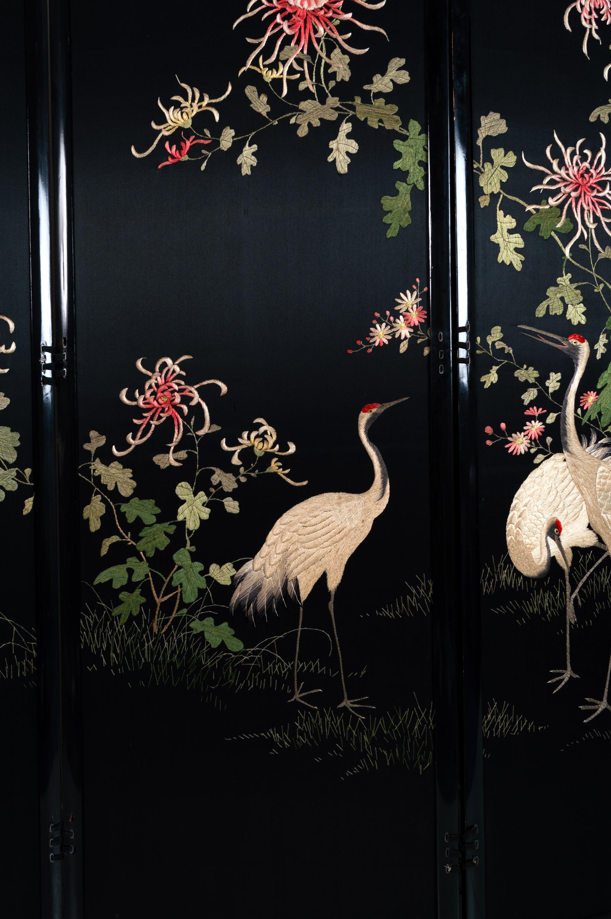 Japonais Paravent japonais ancien en soie brodée de la période Meiji Byobu C.1900 en vente