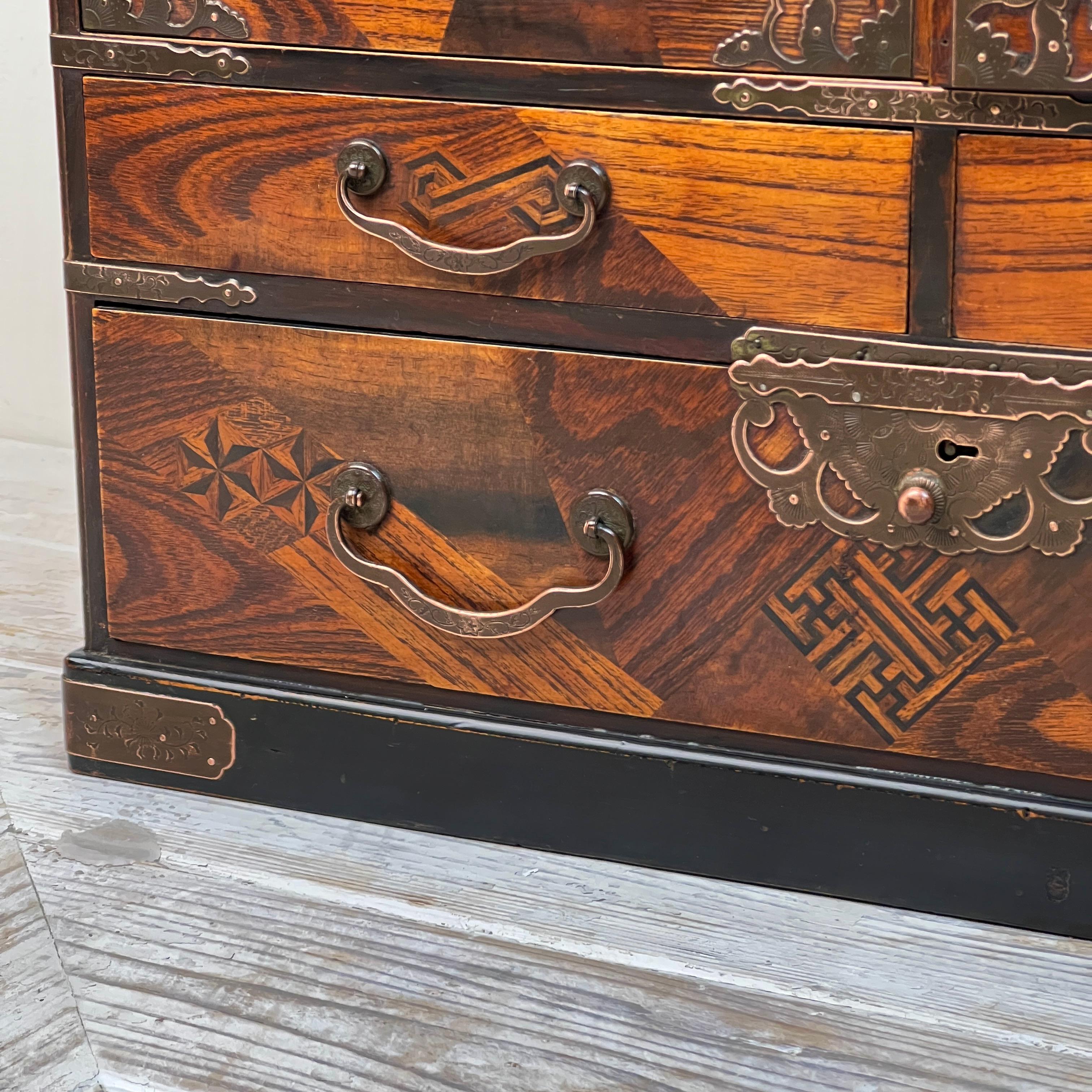 Antiguo Gabinete Japonés de Coleccionistas de Joyas de Mesa de la Época Meiji 4