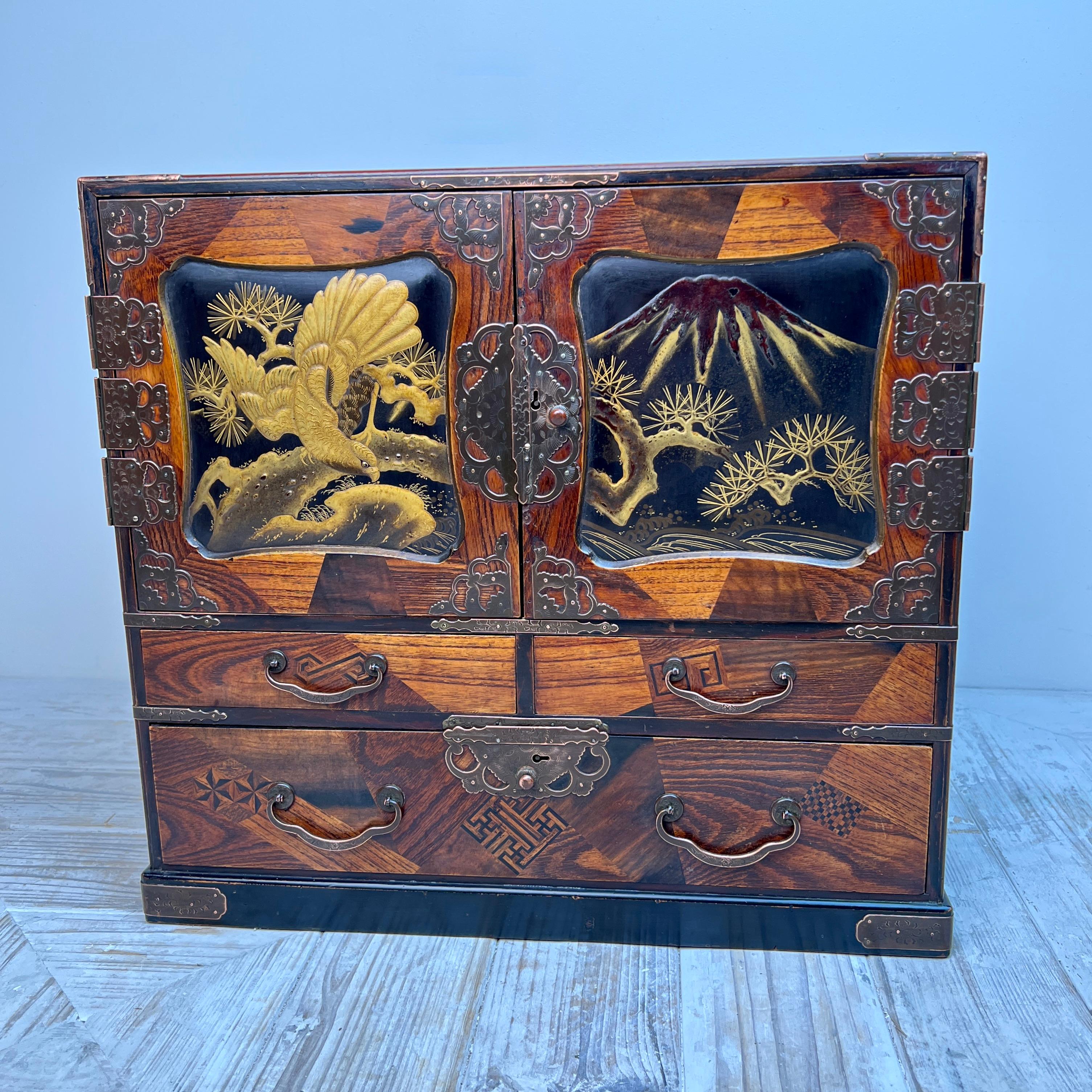 Armario de Mesa Tansu Japonés de Madera Específica, Circa 1900 Periodo Meiji 

Una obra maestra de la artesanía. Con ocho cajones de buen tamaño y uno más grande, ofrece un amplio espacio para guardar tus joyas, relojes o tesoros