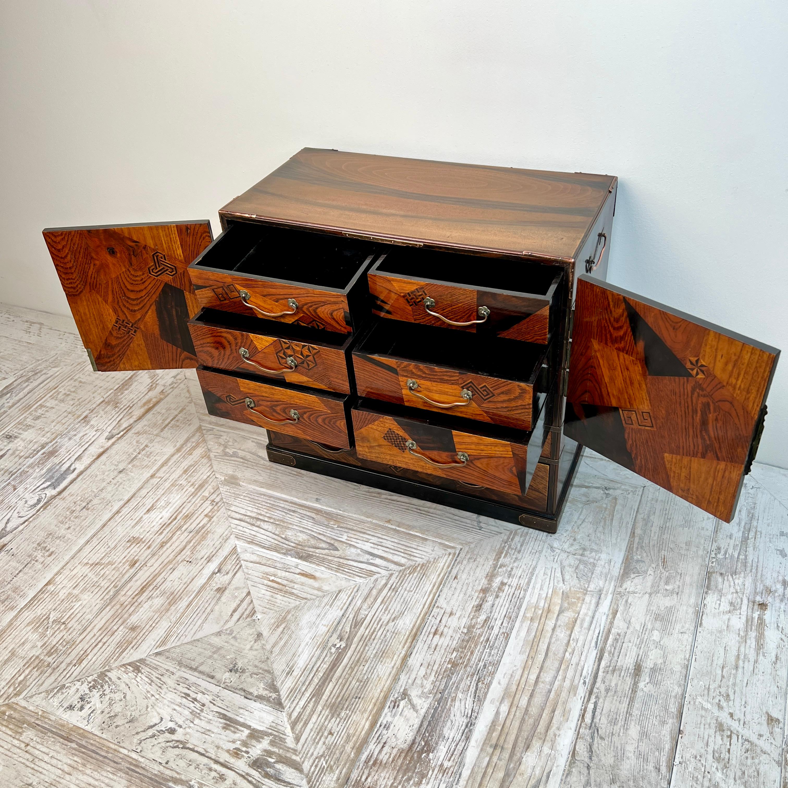 Antiguo Gabinete Japonés de Coleccionistas de Joyas de Mesa de la Época Meiji en Bueno Estado en London, GB